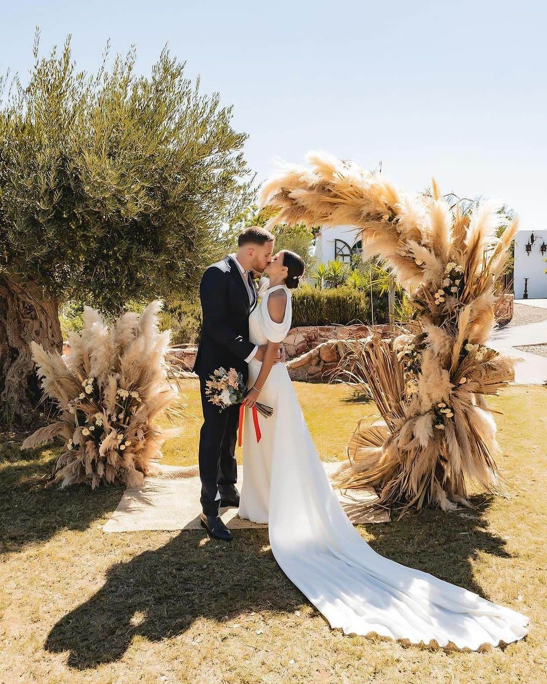 Pronoviasさんのインスタグラム写真 - (PronoviasInstagram)「Behold the resplendent #PronoviasBride @marimmarin in the exquiste Elvinia gown, emanating sheer elegance and beauty 💛  Photography: @franleonardoymariateresa  Bride: @marimmarin  Groom: @alexdelaguila  Headpiece: @airuntocados Flowers: @flowersalmeria  Location: @fincamaltesdelfraile MUAH: @capri_peluqueriayestetica  Store: @pronoviasalmeria   Share your love story at pronovias.com/share-love-story ✨  #Pronovias」10月19日 20時00分 - pronovias