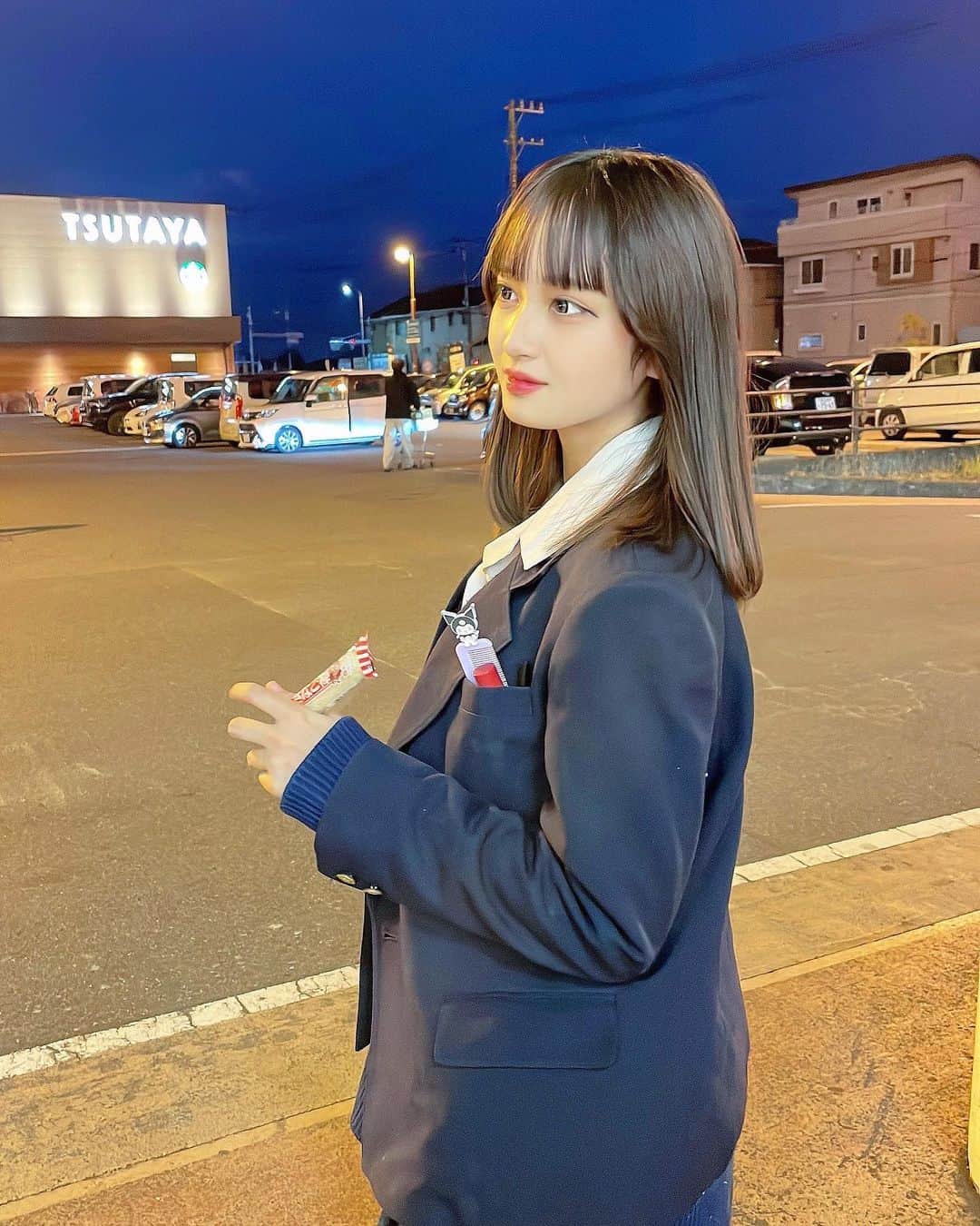のインスタグラム：「手に持ってるものは？笑 この歌すき❤︎おすすめの曲おしえてー？ #love」