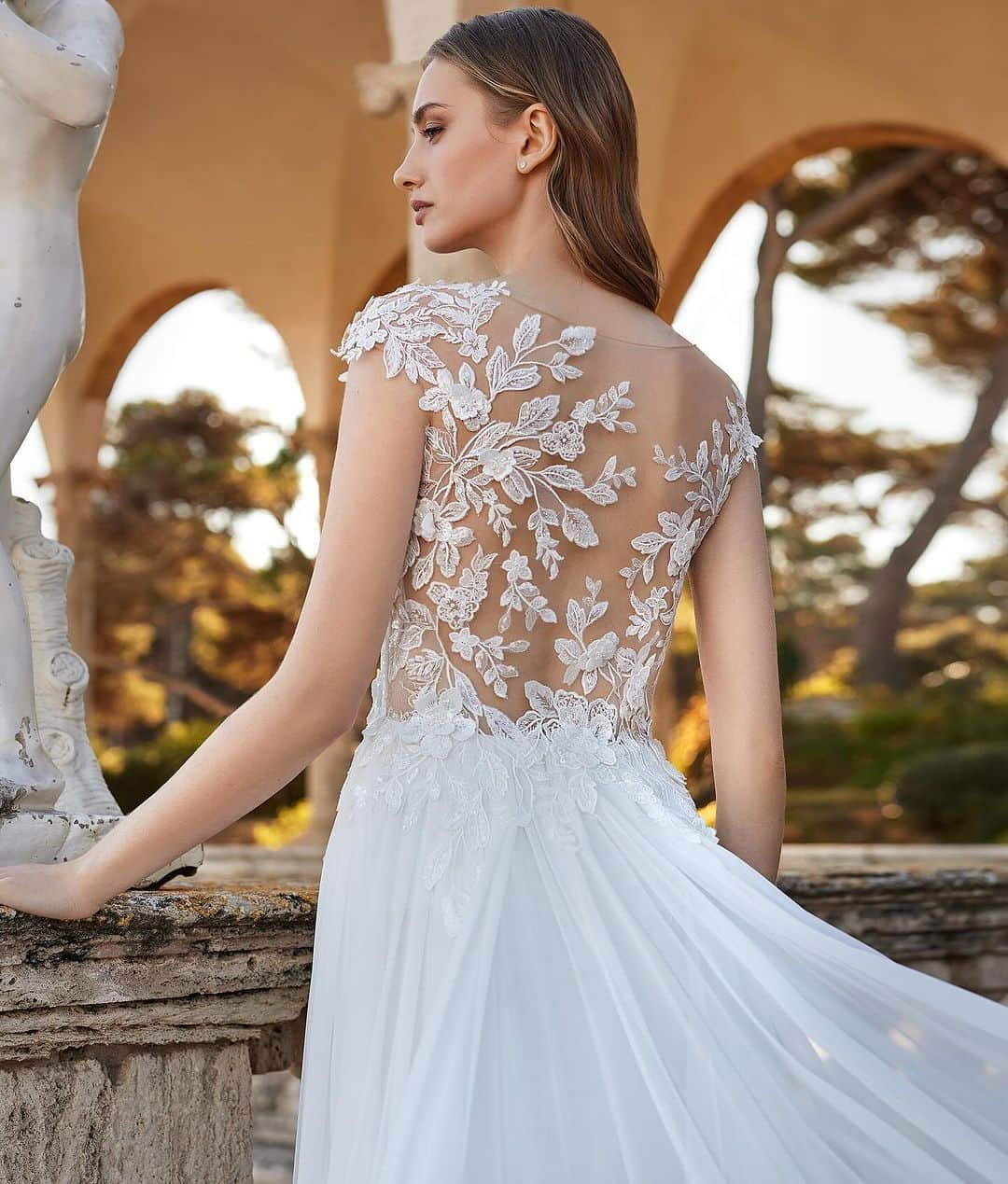 Pronoviasさんのインスタグラム写真 - (PronoviasInstagram)「Whether it’s the ethereal touch of delicate lightweight laces or the modern allure of 3D flower applications, find the gown of your dreams in our #Olympia collection ✨  1- Bloom 2- Carites 3- Edesia 4- Elpis   Discover our #Olympia collection in stores💛  @marchesafashion @marchesabridal   #Olympia #MarchesaForPronovias」10月19日 23時30分 - pronovias