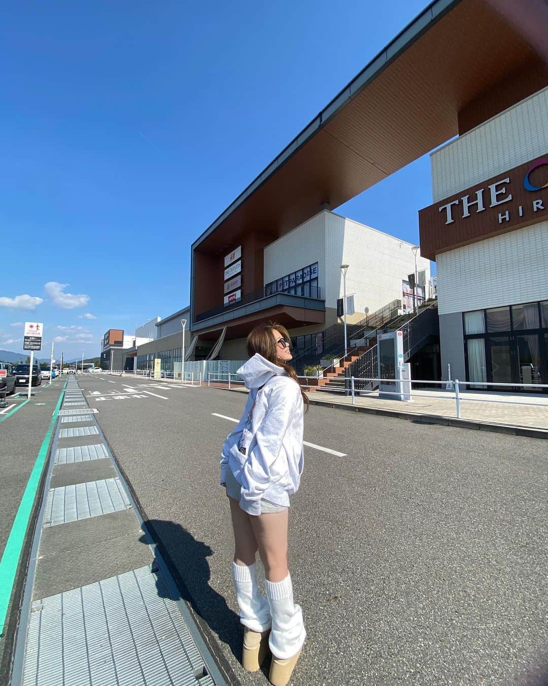 のインスタグラム：「.  今日ままとゆーっくりお買い物してきた😝  天気もよかったし最高じゃった❤️❤️❤️」