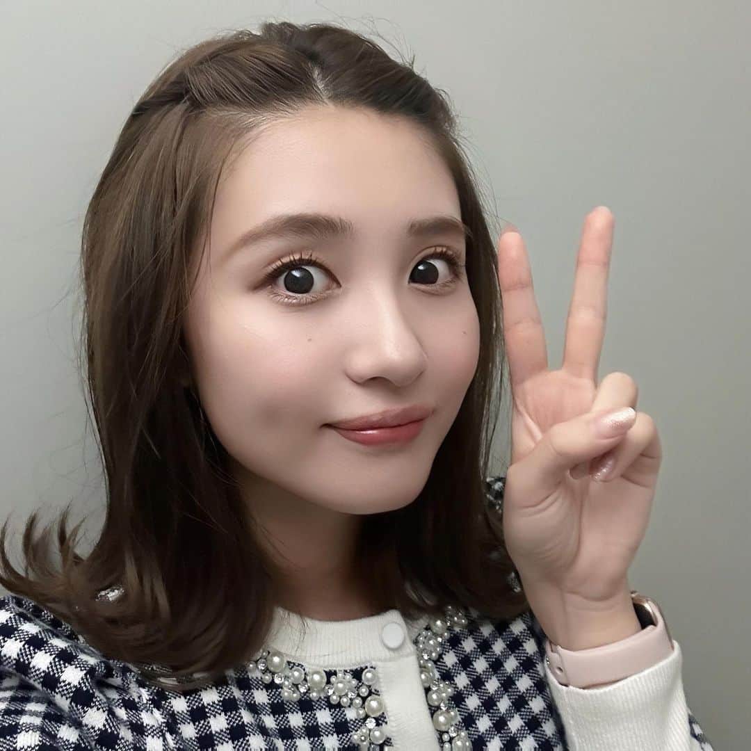のインスタグラム：「きょうはヘアメイクのあゆちゃんが 前髪をアップにしてくれました😆💓 高校までオールバックだったから少し落ち着く😂 この後はラジオです！ 新コーナーは諸々の事情で来週から😭 是非お聴きください❣️ #ヘアメイク#前髪アレンジ #福岡#アナウンサー#本田奈也花#radiko#radio#カリメン」