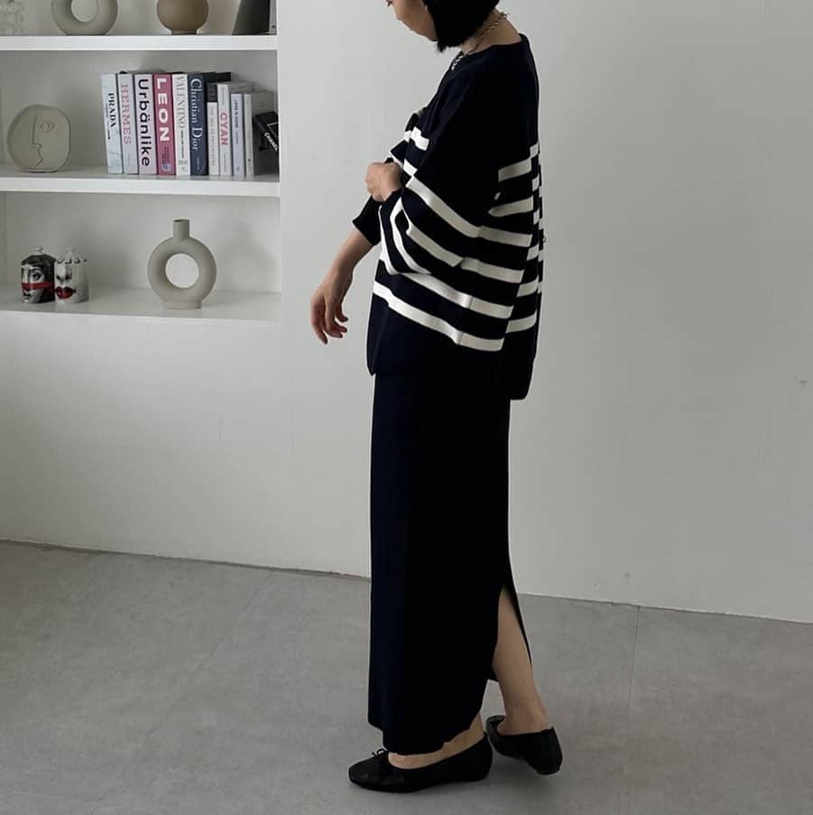 douxarchivesのインスタグラム：「@douxarchives.official  【New in!】DOUX ARCHIVES毎シーズン好評のセットアイテムの登場✨  トップスは抜け感のある着こなしができるよう、ゆるっとややオーバーサイズに。リブのタイトスカートは身体のラインを拾いすぎない仕様です。  item ︎︎︎︎☑︎裾ラウンドニット×リブタイトスカートｓｅｔ-ｕｐ ￥13,200 color:navy/ivory/black   #douxarchives  #ドゥアルシーヴ  #ニット  #ニットコーデ   #大人カジュアル  #オトナカジュアル  #きれいめカジュアル  #きれいめファッション  #オフィスコーデ  #zozotown」
