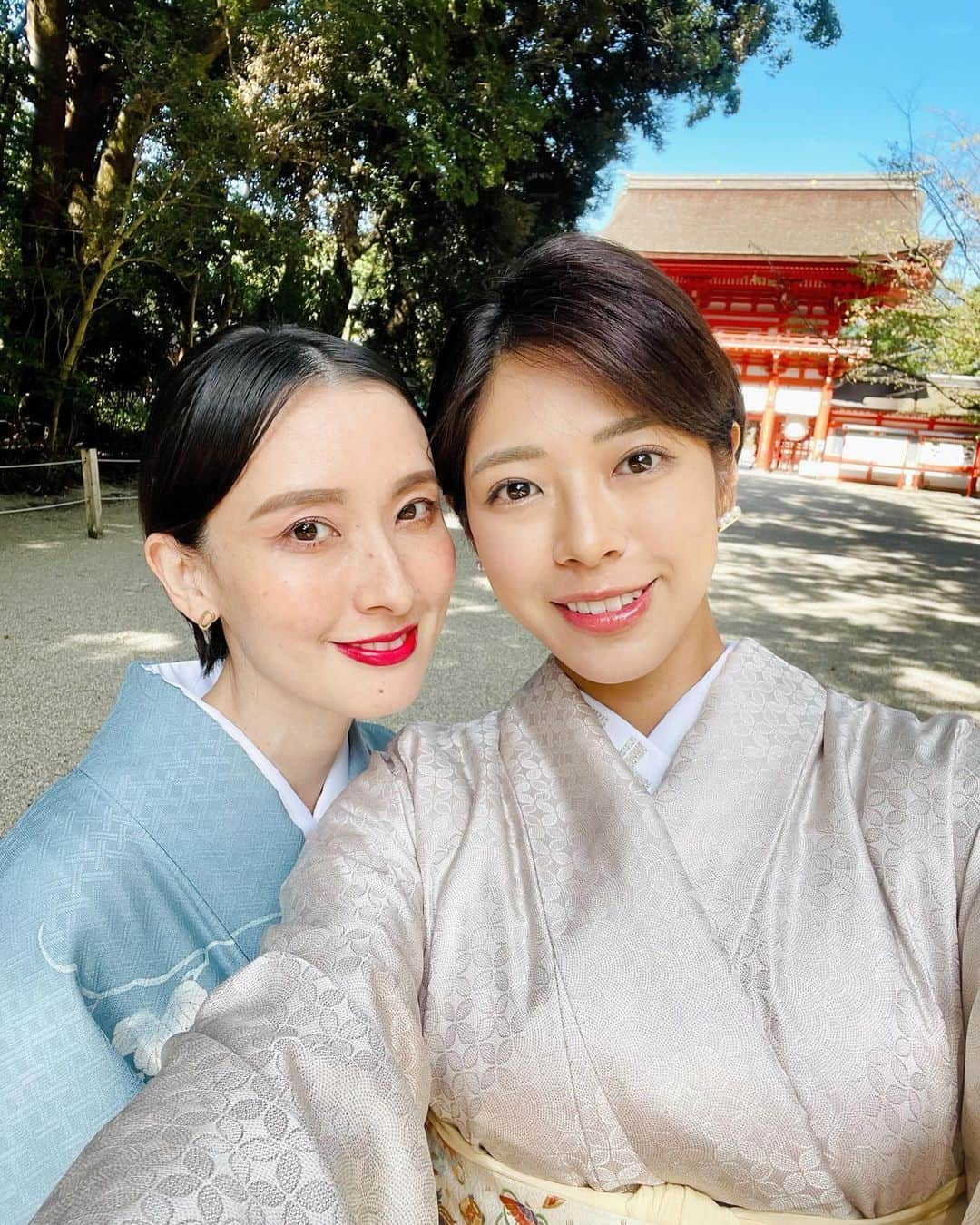 前田紀至子さんのインスタグラム写真 - (前田紀至子Instagram)「京都旅はわちち @wacchime と一緒だったのですが、わちちにご紹介頂き2人揃って SHOSAで @shosa_kyoto_official 着物を着せていただき、下鴨神社やACE HOTEL KYOTO @acehotelkyoto へ。  個人的な思い入れもある下鴨神社、着物で訪れることが出来て嬉しかったです。花梨水に蜂蜜が入った美人水もいただいて、美人になれるかな〜と愉しい気持ちに。  京都を訪れる度に体験したいエクスペリエンスとなったSHOSAでのお着物。 レンタルや着付けのみならず、ヘアアレンジもしていただけるのですが、ERIさん @eri.nar が先日入れてくださったダークパープルのインナーカラーが生きるアレンジが嬉しかったです。 それにしても着付けの方や一緒に選んでくださった方のホスピタリティがSHOSAの中でも凄く印象的でした。本当にありがとうございました。  #SHOSA#京都#京都旅#下鴨神社#美人水」10月18日 19時25分 - ki45m