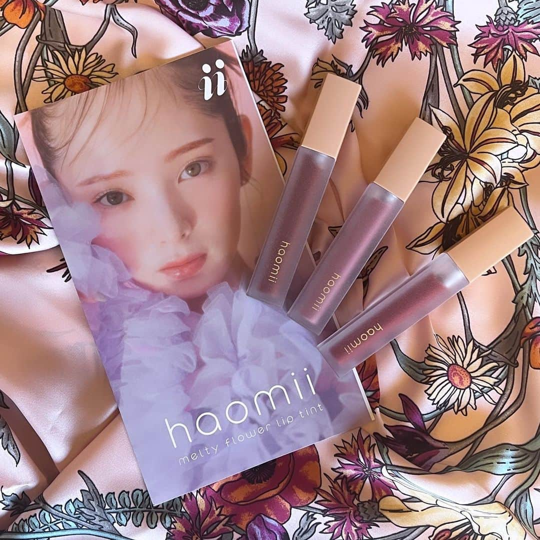 市川まさみのインスタグラム：「❤︎❤︎  haomii (ハオミー)  💄リピートアイテムご紹介💄  【メルティーフラワーリップティント】  3枚目(new)：chocolate cosmos ／チョコレートコスモス 4枚目(new)：budo syrup／ぶどうシロップ  5枚目(repeat)：anzu butter／あんずバター  (オリーブ果実油、アルガンオイル、カニナバラ果実エキス配合)  haomiiさんのメルティーフラワーリップティントは みずみずしくて塗りやすい上に 重ね付けをしても重くならないからお気に入り🌼  ファネルチップで唇の輪郭に合わせて塗れるから リップラインも綺麗に塗れてとっても使いやすいの♪  私は赤系とか茶系を秋冬はよく使うので 今回は秋服にも合いそうな3色をセレクトしたよ！  haomiiのカクテルルーチェアイパレットと合わせて 秋メイクを楽しみたいと思います🥰  みんなはどんな秋メイクをするのかな✨  【Instagram】@haomii_official   【online shop】 https://haomii-cosme.com/  #haomii #ハオミー #メルティーフラワーリップティント #チョコレートコスモス #ぶどうシロップ #あんずバター #リップティント #コスメ紹介 #PR」