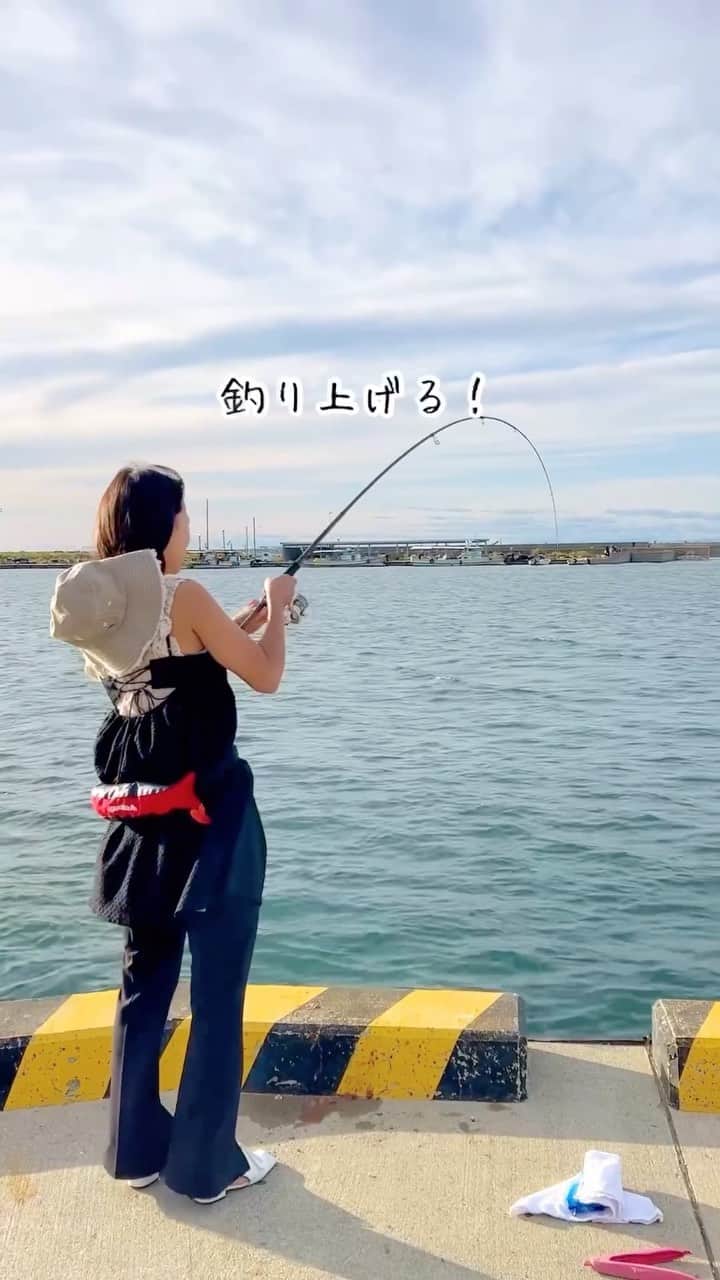 阪本智子のインスタグラム：「‪🎣‬♡  はじめての場所でのサビキ釣りのポイントは..  魚がいると信じて"手返し良くエサをまくこと"！  この日は、3分の2ほどエサをまいた時にようやくアタリが出たので、途中で釣具屋さんに追加のエサを買いに走りました😂  予備のエサも必要だったな笑  #釣り #サビキ釣り #阪本智子」
