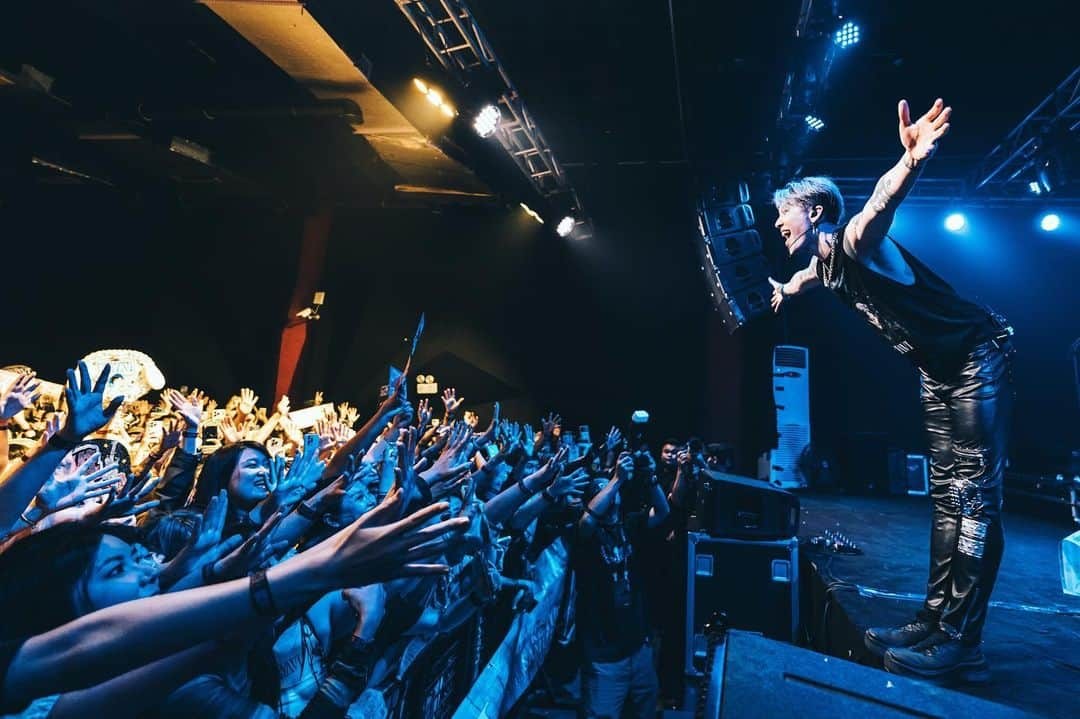 雅-MIYAVI-さんのインスタグラム写真 - (雅-MIYAVI-Instagram)「在这次中国巡演，我在舞台上一边表演一边感受到大家的爱和能量。  Can’t believe that we’ve already rocked the first 2 cities in China.   Tonight, Beijing.   一起摇滚吧  #我不敢相信居然已经完成了两场演出 #MiyaviChina2023  #Repost @miyavi_staff ・・・ Thank you, Chengdu, you were incredible!!   It was great seeing all of your faces singing and dancing along 🎶 Let’s do it again soon!   TONIGHT: BEJING   #Repost @miyavi_staff ・・・ Thank you #Hangzhou   We have kicked off the tour once again with a bang Thank you to everyone that came out and rocked with us!!」10月18日 19時30分 - miyavi_ishihara