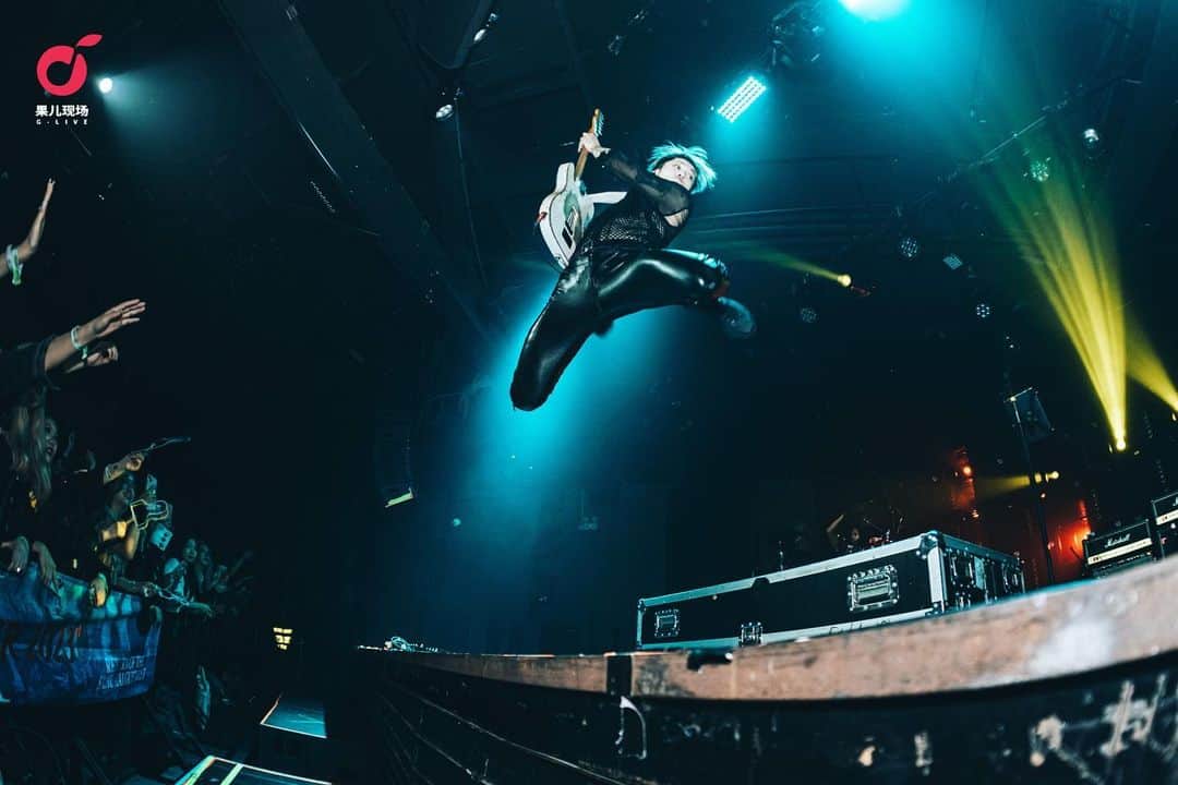 雅-MIYAVI-のインスタグラム：「在这次中国巡演，我在舞台上一边表演一边感受到大家的爱和能量。  Can’t believe that we’ve already rocked the first 2 cities in China.   Tonight, Beijing.   一起摇滚吧  #我不敢相信居然已经完成了两场演出 #MiyaviChina2023  #Repost @miyavi_staff ・・・ Thank you, Chengdu, you were incredible!!   It was great seeing all of your faces singing and dancing along 🎶 Let’s do it again soon!   TONIGHT: BEJING   #Repost @miyavi_staff ・・・ Thank you #Hangzhou   We have kicked off the tour once again with a bang Thank you to everyone that came out and rocked with us!!」