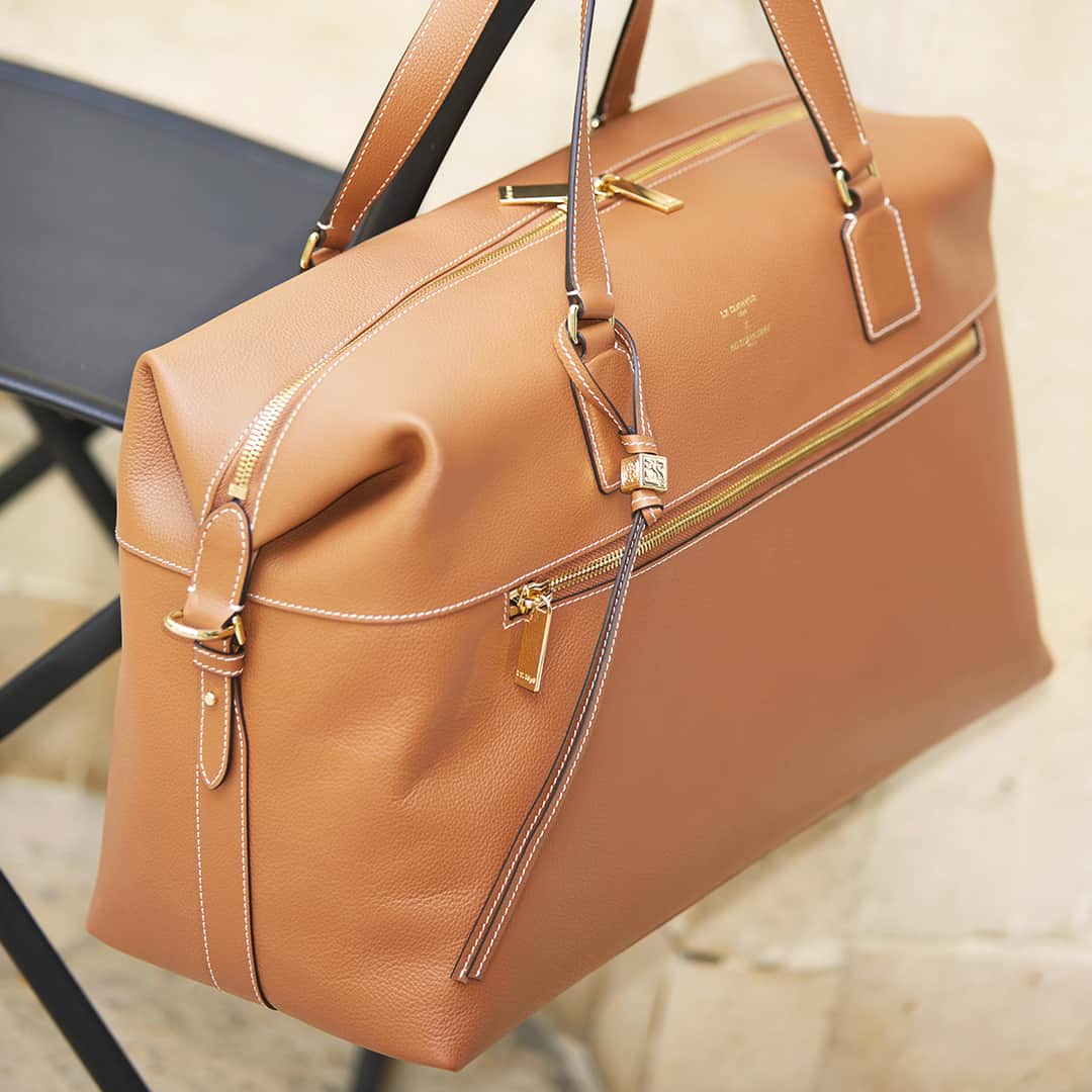 イネスドゥラフレサンジュのインスタグラム：「Le sac voyage Le Tanneur x Ines de la Fressange Paris. Découvrez le sac de voyage 24h Le Tanneur x Ines de la Fressange Paris pour accompagner vos escapades, tout en élégance. - The 24h Travel Bag by Le Tanneur x Ines de la Fressange Paris, to accompany your getaways with elegance  @hotelchateauvoltaire  #inesdelafressange #inesdelafressangeparis #fallwinter2023 #parisianchic」