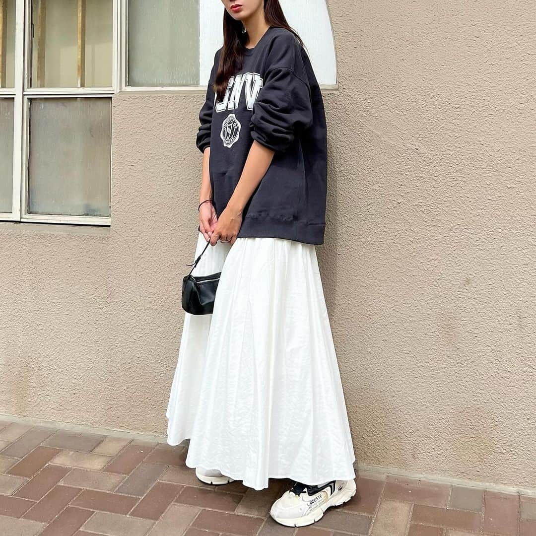 Nagiさんのインスタグラム写真 - (NagiInstagram)「スウェットにスカート  このサイズ感のスウェット好き☺️  tops. #spickandspan bottom. #clane shoes. #lacoste   #code#fashion#コーデ#ファッション#スウェット#スニーカー」10月18日 19時31分 - nagina001