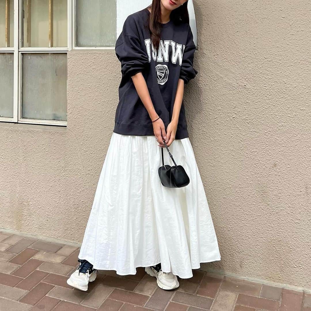 Nagiのインスタグラム：「スウェットにスカート  このサイズ感のスウェット好き☺️  tops. #spickandspan bottom. #clane shoes. #lacoste   #code#fashion#コーデ#ファッション#スウェット#スニーカー」