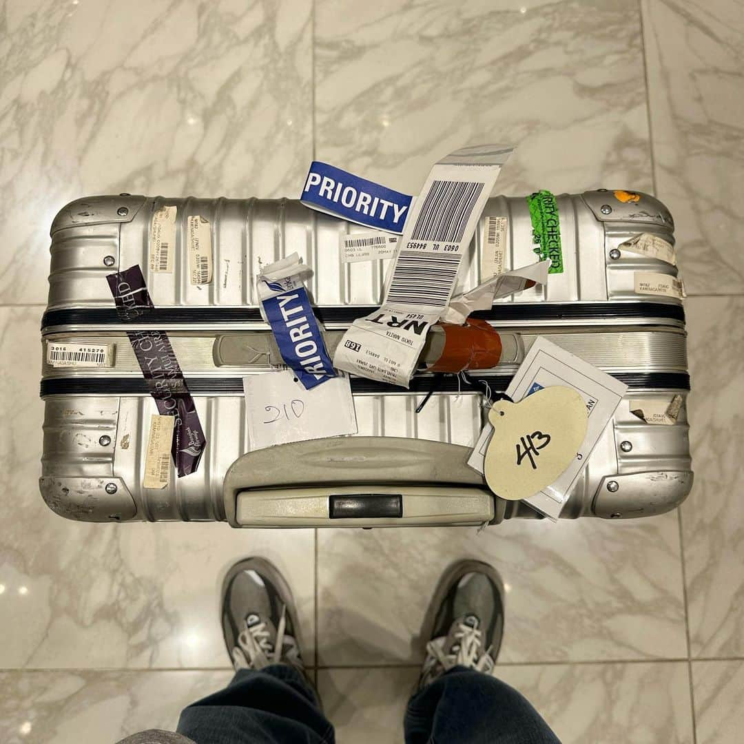 SHUHEI.Kさんのインスタグラム写真 - (SHUHEI.KInstagram)「RIMOWAのRE-CRAFTEDプログラム。 年式、状態問わずRIMOWAのアルミニウム製スーツケースを持ち込むと40,000円分のチケットを貰える。（買い取られたスーツケースはリペアされてまた販売されるみたい！）  25年ほど前にいろいろ調べ、林五の新宿店で清水の舞台から飛び降りる気持ちで買った2輪の大型RIMOWA。 長距離の海外旅行には必ず連れて行った、2輪で取り回しは悪いけど数々の思い出が詰まっているトランク。  修理をして使おうと思っていた矢先に、このRIMOWAの取り組みを知り、興味があったものの気になっていたCLASSIC Trunkが全く入荷せず、忘れかけていたタイミングで入荷の連絡が！  長期の海外出張が増えてきたので、4輪で尚且つスーツを2-3セット入る大きさで考えると80-90Lは必須。 しかもこの新しい形Trunkは、片側に深く設定してあるのでホテルでトランクを開けると片側からのみ取り出す形になり、かなり使い勝手良さそう。  早速思い出の詰まったスーツケースと共に丸の内店へ。 愛着のあるトランクとの別れは悲しいけれど、このTrunkが90Lという大きさも感じさせないデザインと4輪の快適さ！ これは移動が楽そう！  ハンドル部分も新作のキャメルカラーにカスタムして愛着のわくデザインに仕上げました。 次回のエジプト出張楽しみだ！」10月18日 19時31分 - kamishu14