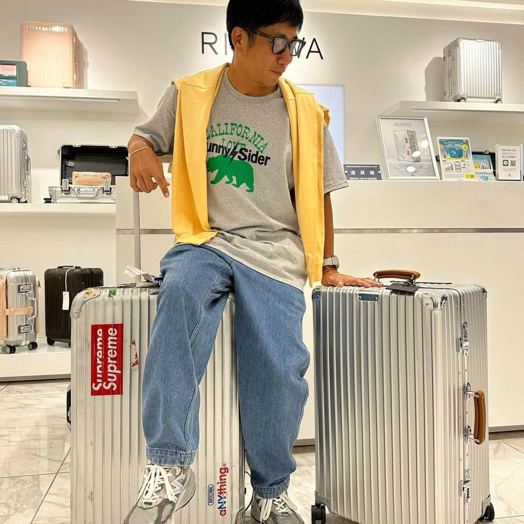 SHUHEI.Kのインスタグラム：「RIMOWAのRE-CRAFTEDプログラム。 年式、状態問わずRIMOWAのアルミニウム製スーツケースを持ち込むと40,000円分のチケットを貰える。（買い取られたスーツケースはリペアされてまた販売されるみたい！）  25年ほど前にいろいろ調べ、林五の新宿店で清水の舞台から飛び降りる気持ちで買った2輪の大型RIMOWA。 長距離の海外旅行には必ず連れて行った、2輪で取り回しは悪いけど数々の思い出が詰まっているトランク。  修理をして使おうと思っていた矢先に、このRIMOWAの取り組みを知り、興味があったものの気になっていたCLASSIC Trunkが全く入荷せず、忘れかけていたタイミングで入荷の連絡が！  長期の海外出張が増えてきたので、4輪で尚且つスーツを2-3セット入る大きさで考えると80-90Lは必須。 しかもこの新しい形Trunkは、片側に深く設定してあるのでホテルでトランクを開けると片側からのみ取り出す形になり、かなり使い勝手良さそう。  早速思い出の詰まったスーツケースと共に丸の内店へ。 愛着のあるトランクとの別れは悲しいけれど、このTrunkが90Lという大きさも感じさせないデザインと4輪の快適さ！ これは移動が楽そう！  ハンドル部分も新作のキャメルカラーにカスタムして愛着のわくデザインに仕上げました。 次回のエジプト出張楽しみだ！」