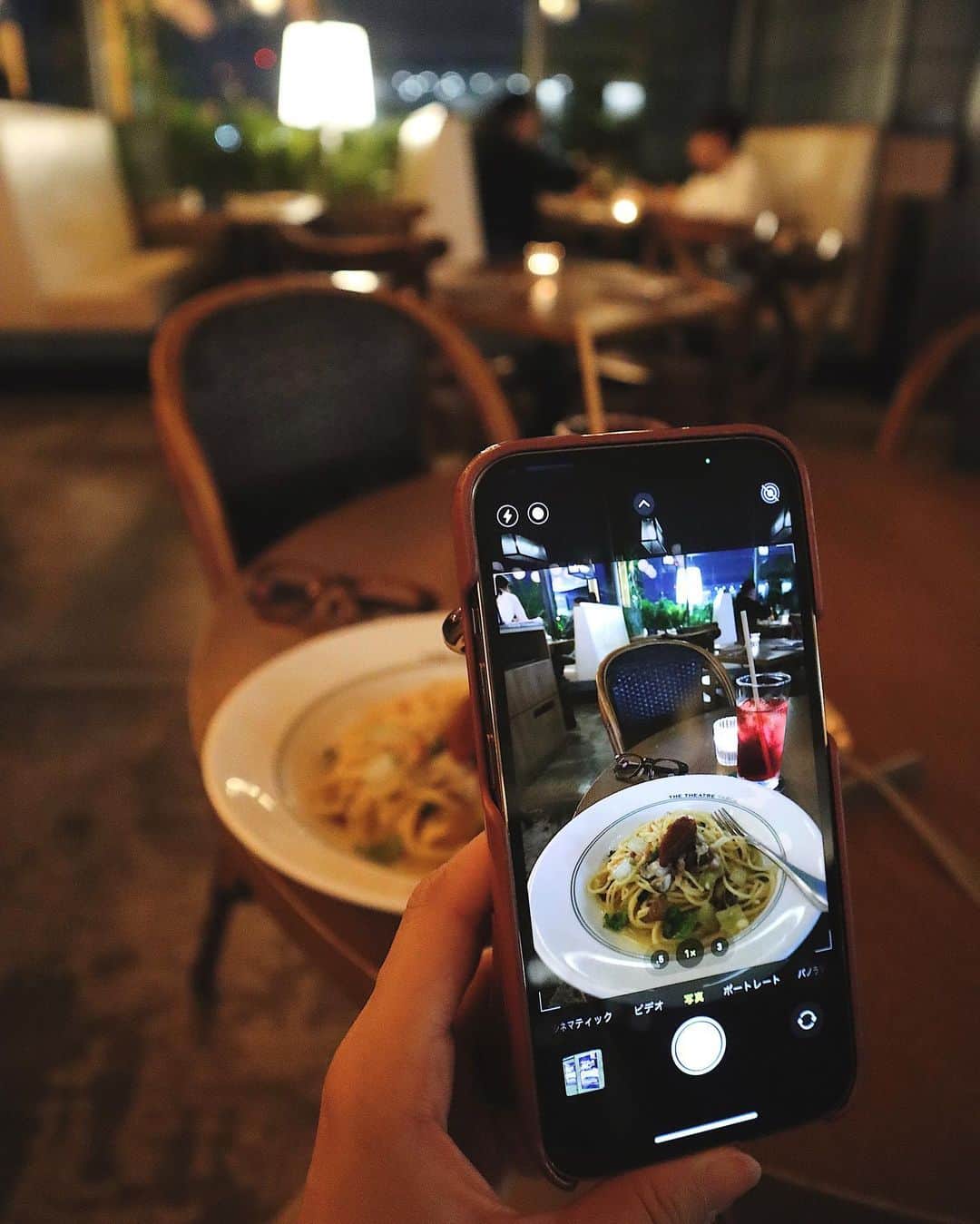 さんのインスタグラム写真 - (Instagram)「・ 仕事終わりにサクッと一人夜ご飯🍴  渋谷ヒカリエで撮れ感グルメのフェア中だったので、THE THEATRE TABLEのデリカートナポリタンを頼んでみました👏🏻  上にのってるトマトソースを途中で混ぜながら味変して食べる珍しいナポリタン！ 懐かしくも新しい味わい👀✨  暗くなってから外出るの久々でちょっとワクワクした夜でした✌🏻  ☑︎ THE THEATRE TABLE 📍渋谷ヒカリエ11F デリカートナポリタン ¥1800 (18時からのディナーメニューでした！)  #PR #thetheatertable #shibuyacafe #渋谷ヒカリエ #撮れ感グルメ #渋谷グルメ #渋谷カフェ」10月18日 19時32分 - natsukoakahani