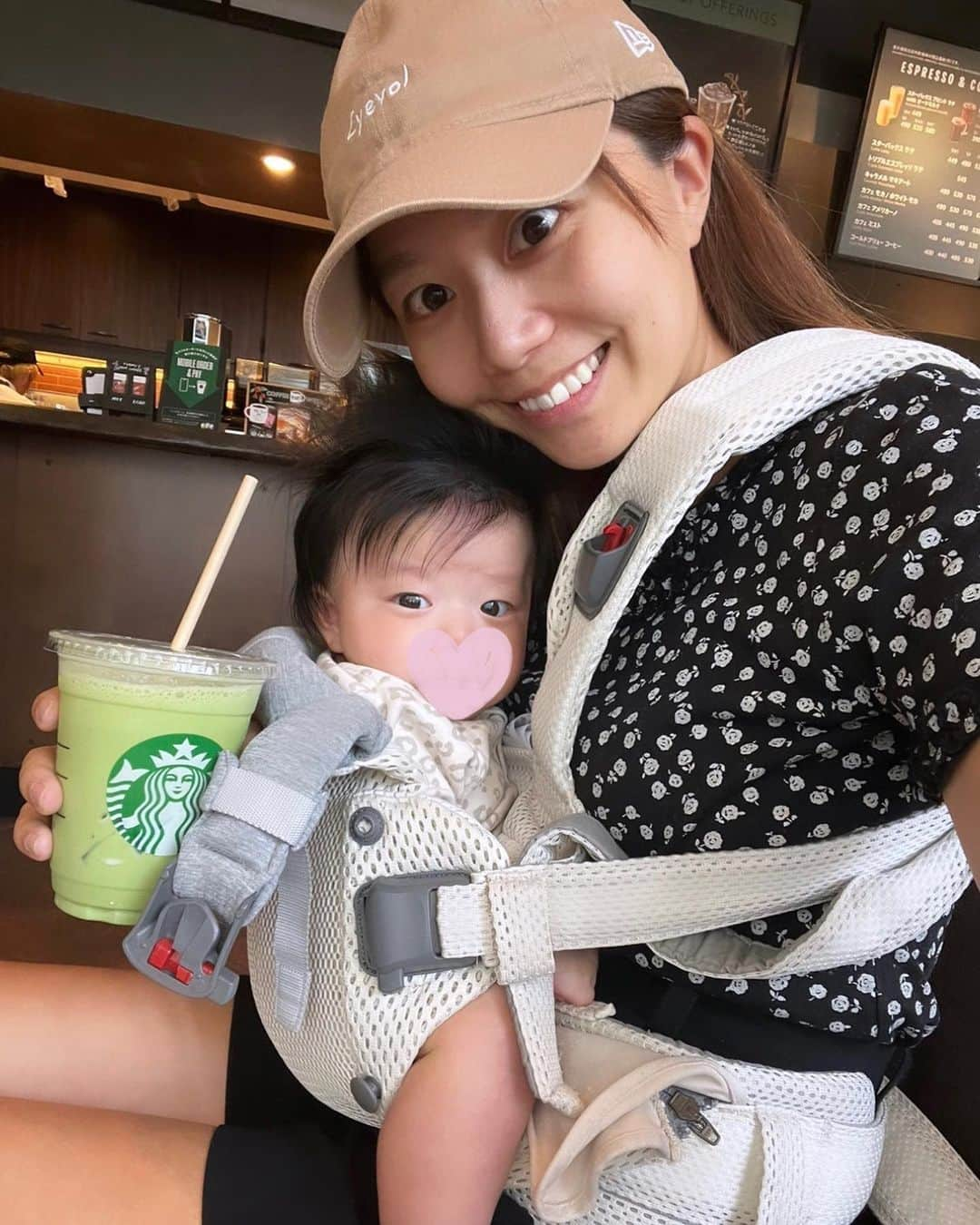 とくさきのインスタグラム：「平日の私たち👶❤️ ランチとかの予定がないと、娘っちと2人で少しお出かけすることが増えてきた🥰🚘 . ママ、スタバばっか行くじゃんと思われてるかもだけど。笑 生後1ヶ月の時から📷向けてたのもあって、最近はほんとによくカメラを見てくれる💓 . そんな私は👶が生まれてから、すっぴんでいることも増えたし、写真もノーマルカメラで撮ることも増えて、盛るとはかけ離れてきた🤣 . #娘っちと私」