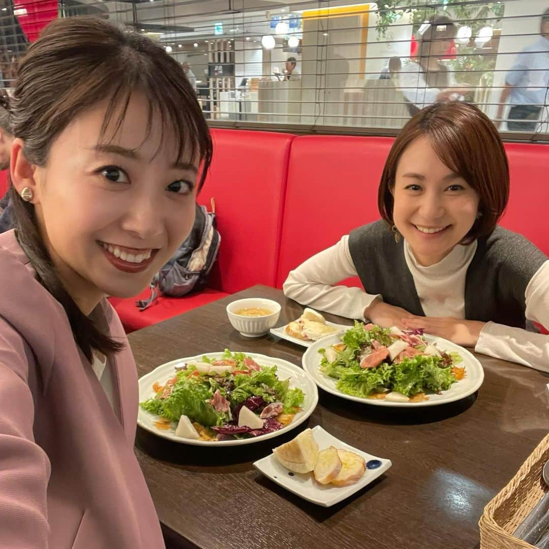 古屋敷沙耶さんのインスタグラム写真 - (古屋敷沙耶Instagram)「先日、古田アナとランチへ♡ . . 10歳年齢が違うんですが、 デスクが隣、古田アナの出身地である熊本で大学時代過ごしたという共通点もあり、勝手に妹のような存在だと思っています🤗 . . 「祖母からもらった〇〇、1人じゃ食べきれないので娘さんとどうですか？🥰」とよく野菜や果物をお裾分けしてくれて、お陰で娘はとわちゃん大好き🤣💕 . . そして、私たち、実はある共通の好きなものがあり。。🤫🤣🌹㊙️ その話題でよく盛り上がり、あーだこーだ言い合っています。笑 . . この日は、サラダランチという何ともヘルシーなメニューをいただいたのですが、目の前にしてびっくり！ サラダが想像以上に大きくて、食べ切れるか心配なほどでした。笑 たまにはこういうランチで体をリセットするのもいいですね🥕🤤 . . . . . #宮崎市ランチ#宮崎ランチ #サラダランチ#野菜たっぷり  #女子力分けてもらいたい #後輩とランチ#かわいい後輩 #熊本女子#デスク隣 #目の保養#いつもお裾分けありがとう」10月18日 19時32分 - mrt.furuyashiki