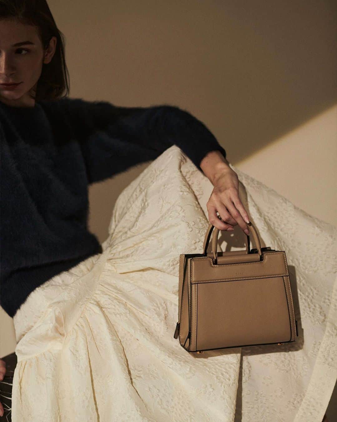 のインスタグラム：「ÉPOR新作 | W BAG Mini 登場！ デザインと機能で働く女性をエレガントに ⁡ 働く女性の隣に、通勤やお出かけや様々なシーンの味方になるツールとして、デザイン性と機能性にこだわった「W BAG」。 ご好評いただく中で、もうひとまわり小さいサイズのお声もいただき、今回、Mediumサイズを少しコンパクトにした「W BAG Mini」が初登場します。 2サイズの特徴とともに、「W BAG」をご紹介します。 ⁡ ⁡ ⁡ ▶︎ITEM ⁡ #GGX83410 W BAG Mini ¥20,900 (税込) ⁡ J'aDoRe JUN ONLINEでご購入いただけます。 ⁡ ⁡ ⁡ @epor_rope @jadorejunonline #ÉPOR #ロペエポール #美しさととのう #ととのう #通勤バッグ #Wbag #ロペ #ROPÉ #ropejp」