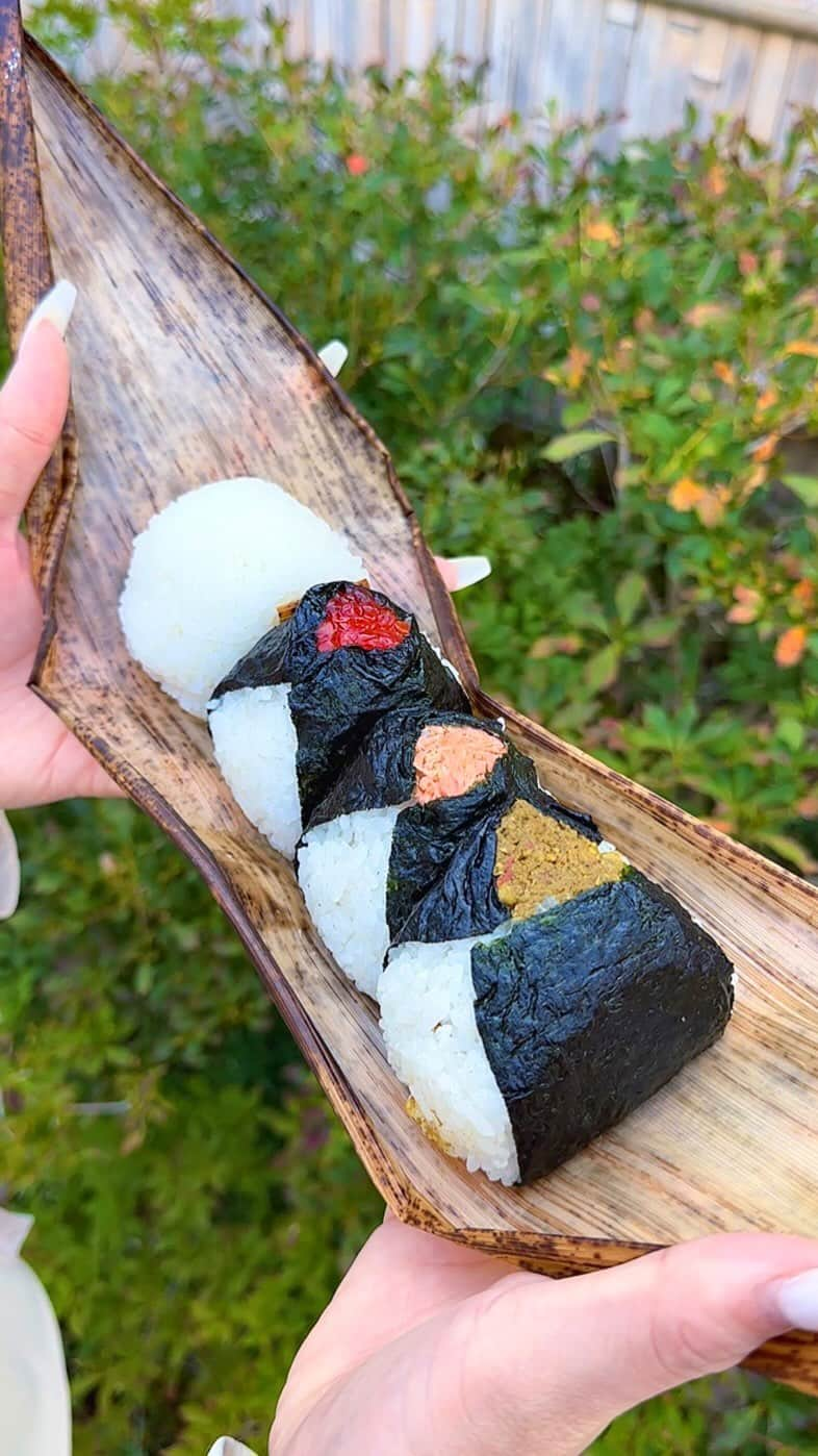 ゆうとグルメのインスタグラム：「🍙京都で一番おいしいおにぎり専門店🍙 ㅤㅤㅤㅤㅤㅤㅤㅤㅤㅤㅤㅤㅤ 京都にある青おにぎりさん(@aoonigiri)の 「テイクアウトおにぎり」210〜300円 ㅤㅤㅤㅤㅤㅤㅤㅤㅤㅤㅤㅤㅤ 京都の元田中にある青おにぎりさんは、種類豊富な具材が楽しめる手作りおにぎり専門店！ ㅤㅤㅤㅤㅤㅤㅤㅤㅤㅤㅤㅤㅤㅤㅤㅤㅤㅤㅤㅤㅤㅤㅤㅤㅤㅤ 今回はおにぎりをテイクアウト注文🍙🐟 ㅤㅤㅤㅤㅤㅤㅤㅤㅤㅤㅤㅤㅤ 鉄の羽釜で炊かれたごはんでひとつひとつ握るこだわりのおにぎりは絶妙な塩加減をしていて、具材のない塩にぎりで食べてもめちゃくちゃおいしいくらいのレベル！ ㅤㅤㅤㅤㅤㅤㅤㅤㅤㅤㅤㅤㅤ 1度に3〜4つくらいならべろっと食べれちゃうくらいのほどよいサイズ感だからいろんな具材を選んで食べ比べてみるのも楽しいと思う！ ㅤㅤㅤㅤㅤㅤㅤㅤㅤㅤㅤㅤㅤ いろいろ食べた中で個人的に豚の佃煮とクリームチーズたらこが特においしくてお気に入りなので参考にしてみて🤤🤤 ㅤㅤㅤㅤㅤㅤㅤㅤㅤㅤㅤㅤㅤ ちなみに現在はテイクアウトのみ営業中で、店頭にびっしり並んだ個包装された種類豊富なおにぎりから好きなものをざるに入れて購入する仕組みになっていました！ ㅤㅤㅤㅤㅤㅤㅤㅤㅤㅤㅤㅤㅤ ちなみに前日の18時までに予約アカウント(@yoyakuaoonigiri)にDMで連絡しておくと、昔ながらの竹皮に包んでもらってテイクアウトすることも可能🎋 ㅤㅤㅤㅤㅤㅤㅤㅤㅤㅤㅤㅤㅤ ここのおにぎりどれ食べてもほんとおいしいからおにぎり好きの人にはぜひ一度行ってみてほしい！ ㅤㅤㅤㅤㅤㅤㅤㅤㅤㅤㅤㅤㅤ おすすめ！！ ㅤㅤㅤㅤㅤㅤㅤㅤㅤㅤㅤㅤㅤ —————————————— 📍京都府京都市左京区浄土寺下南田町39-3 ⏰9時open(変則的なので @aoonigiri をチェック) 🛌不定休 🚃元田中駅から1680m —————————————— #京都グルメ #京都ランチ #青おにぎり #おにぎり #明太子  #onigiri #kyoto #japan   #京都 #京都カフェ #京都観光 #京都旅行 #カフェ巡り #カフェ好きな人と繋がりたい #おいしい #japantravel #japantrip #instafood #japanesefood」