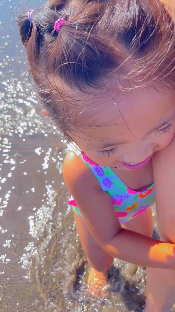 miniのインスタグラム：「2023 Summer🌞💎  今年は海の近くに引っ越して  毎日アリエルと海にいたね🧜🏽‍♀️🫧✨  アリエルの楽しそうな笑顔が見れて幸せ💞💞  #2023 #summer #sea #beautiful」