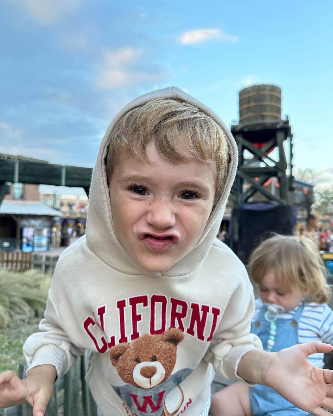 アレハンドロ・フェルナンデス・イグレシアスのインスタグラム：「Feliz cumpleaños hijo mío🧡 5 añitos  Eres el mayor regalo de este mundo junto a tu hermana👦🏼🧒🏼 Sigue siendo tan alegre, bondadoso y cariñoso. Eres el mejor mini😍   Te quiero」