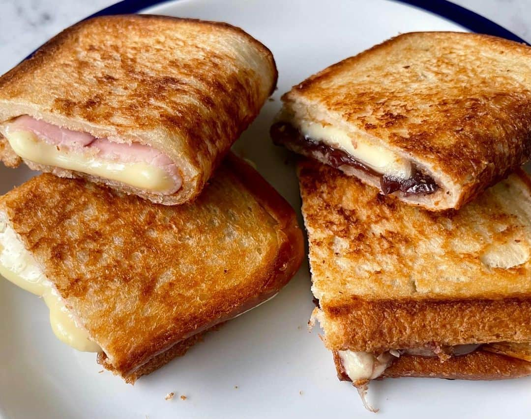 コウケンテツのインスタグラム：「「まるでパイ🥧⁉️ 食パン一枚＆フライパンで🍳 サクサクホットサンド😋」 . しょっぱいやーつ と あまいやーつ を サクサクトーストで いただきます😋 . ぜひみて作ってね！ @tsumusan1226  @etooo.kazuya  #サクサク #ホットサンド #フライパン #ほんとにサクサク #食パン #簡単レシピ #コウケンテツ #kohkentetsukitchen #YouTube」