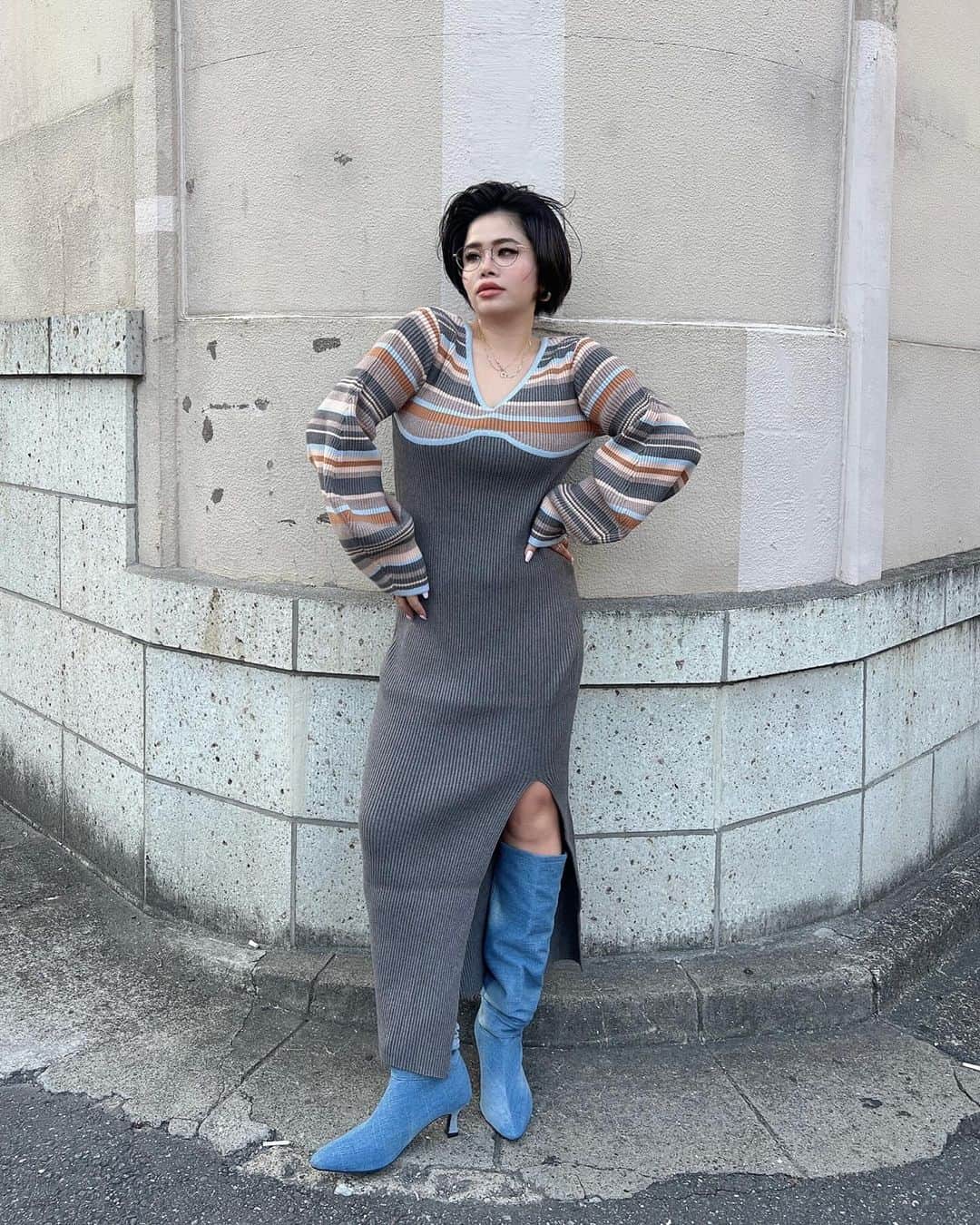金子若菜のインスタグラム：「⠀ お問い合わせ沢山頂いていたニットワンピース！ この後、21時〜発売開始です！！  俺の推しはグレー🩶 マルチボーダーの配色とグレーの色味が最高なんだぜ。  写真ではブーツで合わせてるけれど、 スニーカーだったり、スリッポン、ローファー、ショートブーツ、 好きなように合わせて下さい！  下着の質問も頂くのだけど、 下着は見えないように作ってるのでご安心を。 Vネックもそこまで深くしてないです✌🏻  そしてそして、 こちらは再入荷ございません！  基本的にWONEMはイレギュラーなものや、 私が通年着たいもの以外、 同じのを作りたくないのです。  なので、 "新作はその時に。" その鮮度を大切にしたいのでご理解頂けると…！  このあと、21時〜どうぞ宜しくです！ @wonem_official   そして今日はオンラインサロンのオンライン飲み会なのだ！🍻 会員の皆様は後ほどでございます🤝🏻」