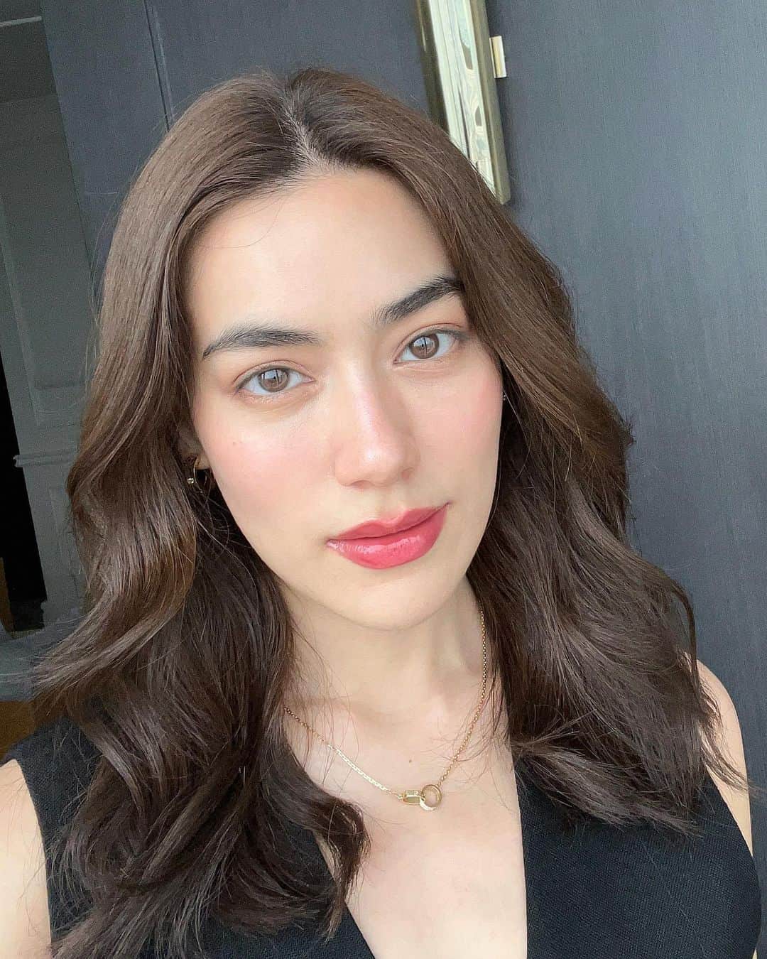 キンバリー・アン・ウォーテマス・ティアムシリのインスタグラム：「Effortless way to a glossy high-shine lip. I’m wearing Hourglass Phantom Volumizing Glossy Balm shade ”Haze.“ perfect for fall🤎   #HourglassCosmeticsThailand  มีวางจำหน่ายที่เคาน์เตอร์อาวร์กลาส ทุกสาขา, Central Online, M Online, Sephora ทุกสาขา Line Official Account @hourglasscosmetics」