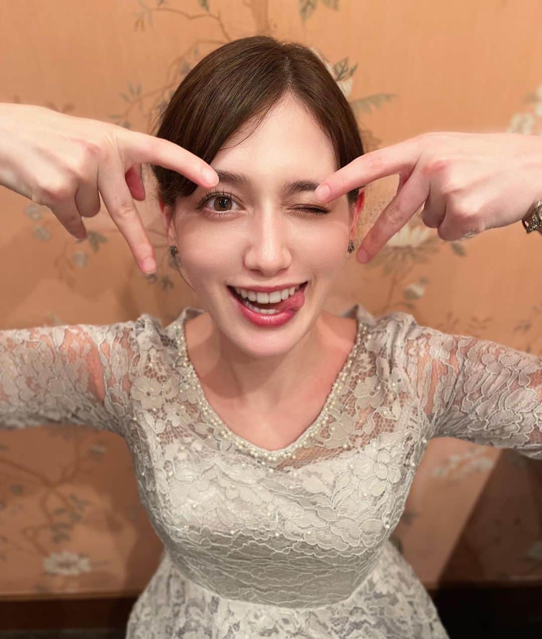 アシュリー千帆のインスタグラム：「.  友達の結婚式💍楽しかったー幸せだった💕  次世代エイジングケアサプリ ✌️ #sirtup ✌️  うちのサロンでも取り扱ってるので、 気になる方はサロン来た時聞いてみてください🥰  前回は長文すぎたので今回は簡潔に🫶  #NMN の数十倍の効果が期待できると最近話題の #デアザフラビン が配合されているサプリ😎  NMNやデアザフラビンは若返りサプリとも言われてる👶(そう聞くと胡散臭いけど調べれば色々出てくるよ)  ⭐️肌のハリ、ツヤ、カサカサが気になる。 ⭐️なかなか疲れが抜けず、風邪をひきやすい。 ⭐️寝つきが悪く、朝の目覚めがスッキリしない。 ⭐️いつまでも若々しく、健やかなカラダでいたい。  そんなお悩みのある方にオススメ！  効果を最も感じやすいのは40代以降、シワの予防などを考えると30代以降って言われてるけど 私は仕事が忙しい時期とかなんか体調悪い時とかも このサプリに頼っていたので20代後半から飲み続けています🫶  サプリなので飲み続けることが大事！  デアザフラビンは、 ノーベル生理学医学賞部門の選考委員会がある「 #カロリンスカ研究所 」のトルケル・ファルケンベルグ博士、日本国内では、東京医科大学の工藤佳久名誉教授、崇城大学の永松朝文特任教授らにより、研究開発が進められているエイジングケア成分です✨  美と健康は繋がってる🫶  若々しくみずみずしくそして元気に毎日過ごそう😽  . #pr #だけどちゃんと去年から飲んでるヨ」