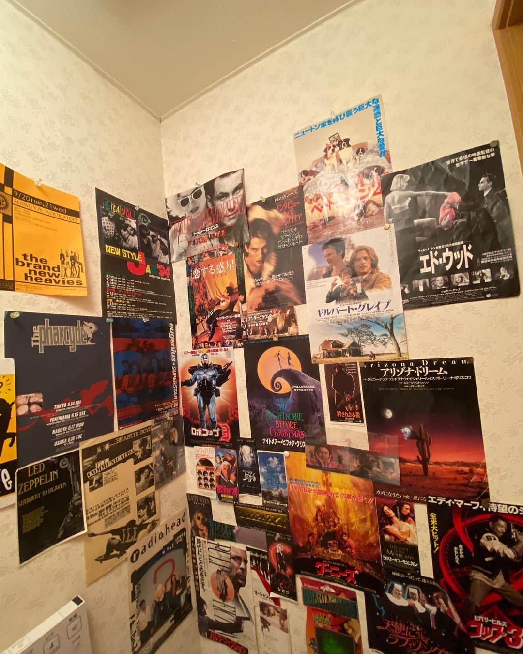 のインスタグラム：「#さんま御殿 ありがとうございました！ 風水で大切なトイレ、悩んだ末今はこうなったよ！ #最初はカレンダー #数字はない方が良いそうで #ブチの作ってくれた名言集 #歩子さんの完全な正三角形写真 #写真の人物に影響があるかもと聞き #影響の出ない遠さ1900年代の洋画や洋楽のチラシに落ち着きました」