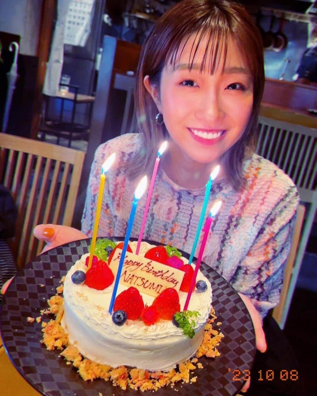 津田菜都美さんのインスタグラム写真 - (津田菜都美Instagram)「* 今年もひとつ歳を重ねる事が出来ました☺︎🎂今月に入ってから色々な所で沢山の方に祝ってもらいスーパーHappyです🥳🌈メッセージやプレゼント本当にありがとうございます♡♡DMからも沢山のメッセージありがとうございます！全部読ませていただいております🎀 今年も目標に向かって目の前の事をコツコツと諦めず丁寧にマイペースに頑張ります！今後も応援よろしくお願いします🙌🏻笑顔で前進🩷最高の1年にします✌︎︎✌︎︎ #お祝いありがとうございます#感謝です」10月18日 19時44分 - tsuda_723_official