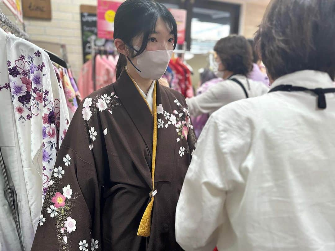 赤堀製菓専門学校さんのインスタグラム写真 - (赤堀製菓専門学校Instagram)「今日のカフェビジネス科1年生は紅茶の授業でオリジナルティーを作成しました！ グループによって様々な特徴のある紅茶を淹れました🍹💭  放課後は袴の展示会も行いました！卒業まであと半年、あっという間ですね！  #赤堀製菓専門学校 #パティシエ #パティシエ科 #パティシエ実践科 #専門学校 #進路 #お菓子作り #専門学生 #製菓実習 #製菓専門学校 #専門学生の日常#プロを目指す #製菓 #将来の夢 #パティシエの卵 #お菓子作り好きな人と繋がりたい #スイーツ好きな人と繋がりたい#楽しい学校 #製菓学生 #お菓子作り記録 #ケーキ屋さん #パティシエカメラ部 #スイーツ作り #ウェディングケーキ #袴 #展示会 #卒業 #紅茶 #オリジナルティー #紅茶好き」10月18日 19時44分 - akahoriseika