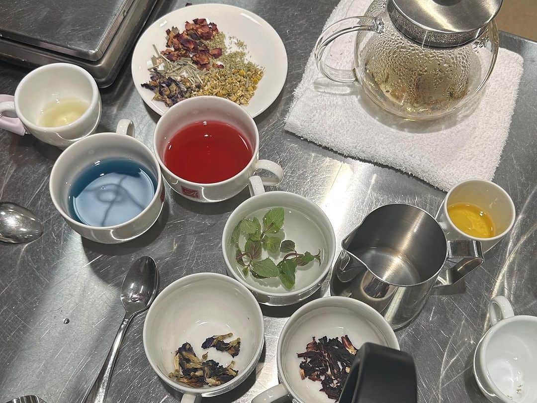 赤堀製菓専門学校のインスタグラム：「今日のカフェビジネス科1年生は紅茶の授業でオリジナルティーを作成しました！ グループによって様々な特徴のある紅茶を淹れました🍹💭  放課後は袴の展示会も行いました！卒業まであと半年、あっという間ですね！  #赤堀製菓専門学校 #パティシエ #パティシエ科 #パティシエ実践科 #専門学校 #進路 #お菓子作り #専門学生 #製菓実習 #製菓専門学校 #専門学生の日常#プロを目指す #製菓 #将来の夢 #パティシエの卵 #お菓子作り好きな人と繋がりたい #スイーツ好きな人と繋がりたい#楽しい学校 #製菓学生 #お菓子作り記録 #ケーキ屋さん #パティシエカメラ部 #スイーツ作り #ウェディングケーキ #袴 #展示会 #卒業 #紅茶 #オリジナルティー #紅茶好き」