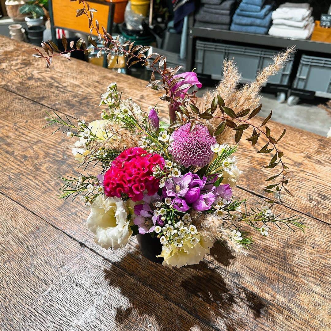 TODAY'S SPECIALさんのインスタグラム写真 - (TODAY'S SPECIALInstagram)「〈WORKSHOP-Hibiya〉 本日日比谷店ではフラワーコーディネーターの山本文さんを講師にお迎えし、秋のお花のアレンジメントのワークショップを開催いたしました。  リンドウやケイトウ、トルコ桔梗といった秋のお花を中心に7種の花材を使って作りこんでいきます。  秋を感じられる可愛らしいアレンジメントは玄関やお部屋のテーブルなどいろいろな場所で楽しめます。  #todaysspecial#トゥデイズスペシャル#hibiya#東京ミッドタウン#ts_report#フラワーアレンジメント」10月18日 19時55分 - cibone_ts