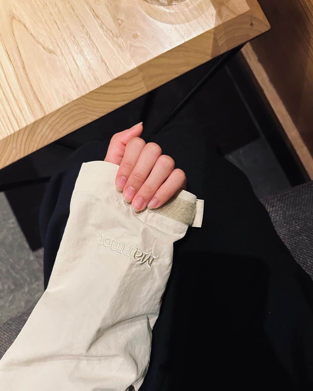 浅野杏奈のインスタグラム：「今くらいの気温にぴったりなシャカシャカジャケット🤍  #Marmot #fashion #pr」