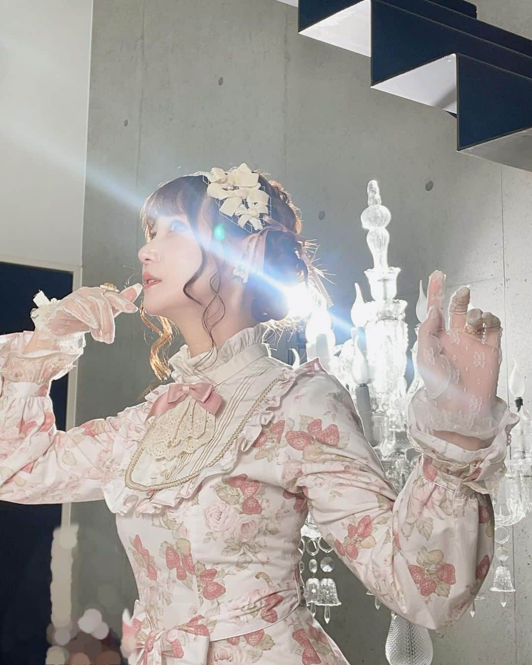 愛野えりさんのインスタグラム写真 - (愛野えりInstagram)「. 𝑳𝒂𝒑𝒊𝒏 𝑳𝒂𝒃𝒚𝒓𝒊𝒏𝒕𝒉𝒆 𝑽𝒐𝒍.𝟔𓂃🥀𓈒𓏸 ✼••┈┈••✼••┈┈••✼••┈┈••✼  ロリィタバイブル雑誌 #ラパラビ  Vol.6の撮影にて ..  #ヴィクトリアンメイデン さんの 《イングリッシュベリークラシカルドールドレス》を着用させていただきました！‎🤍🍓  私が着用したのはピンクローズカラー🤍 背中のレースアップで、シルエットもより美しく𓂃 🥀𓈒𓏸  いつものメイデンさんよりも、よりキュートなオリジナルプリント🍓𓂃 🥀𓈒𓏸  《メイデンさんでメンバーと🍓》  ┈┈┈┈┈┈┈┈┈┈  ラパラビはご予約好評受付中です！ 是非、ご予約特典に愛野えりのポストカードをお迎えしてくれると嬉しいです🤍  2023年10月20日(金)まで〆✒️  𓂃🥀𓈒𓏸☦︎︎𓂃🥀𓈒𓏸  ✼••┈┈••✼••┈┈••✼••┈┈••✼   #ロリィタ #クラシックロリータ #クラシカルロリィタ #eglcommunity  #oldschoollolita #classiclolitafashion #gothiclolita #ロリータ #classicallolita #harajuku  #ゴシックロリータ #ロリータ #ロリィタファッション #ロリータファッション #ロリータ服 #ロリータコーデ  #kawaiifashion #lolitadress #lolitafasion」10月18日 22時00分 - ainoeri