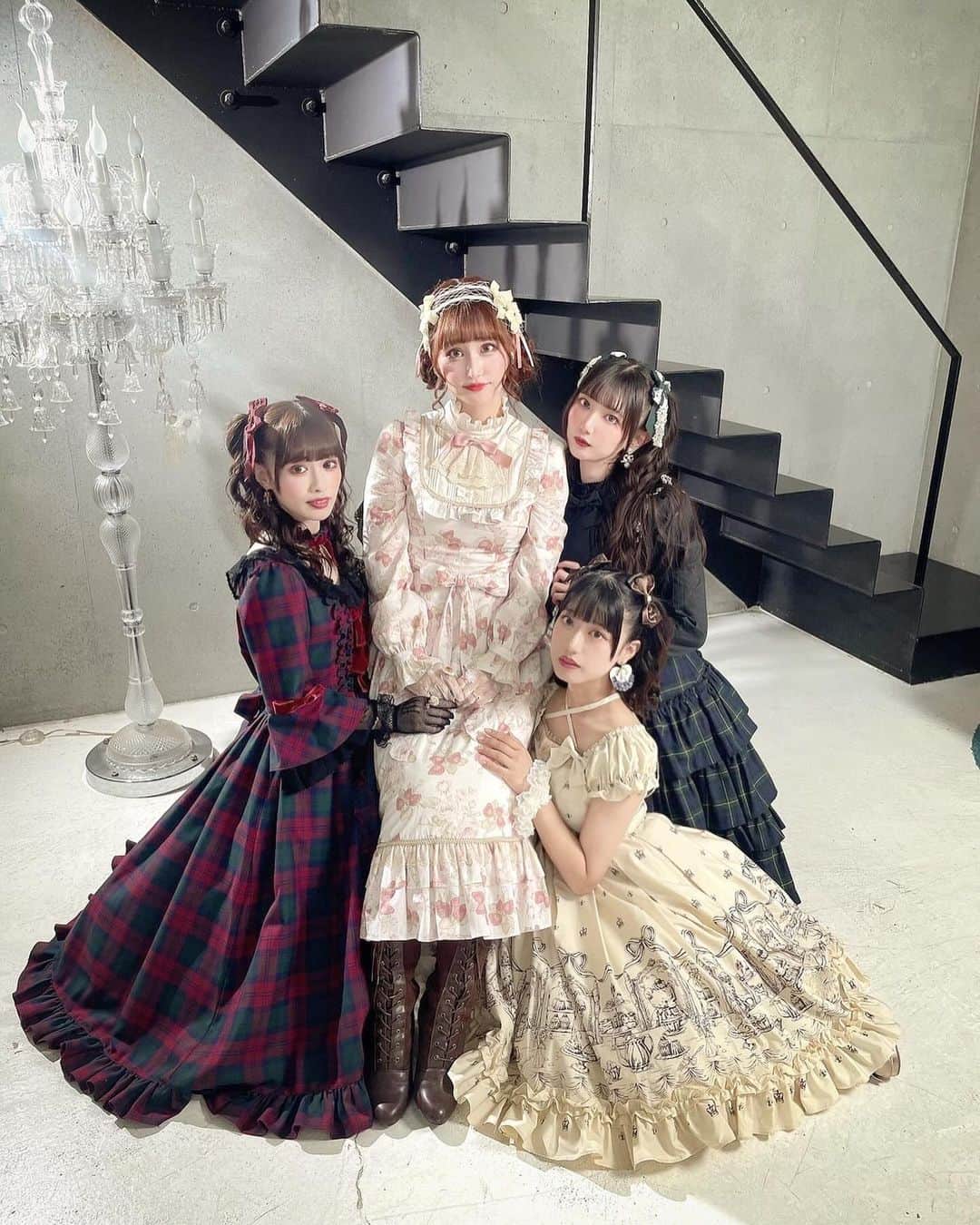 愛野えりさんのインスタグラム写真 - (愛野えりInstagram)「. 𝑳𝒂𝒑𝒊𝒏 𝑳𝒂𝒃𝒚𝒓𝒊𝒏𝒕𝒉𝒆 𝑽𝒐𝒍.𝟔𓂃🥀𓈒𓏸 ✼••┈┈••✼••┈┈••✼••┈┈••✼  ロリィタバイブル雑誌 #ラパラビ  Vol.6の撮影にて ..  #ヴィクトリアンメイデン さんの 《イングリッシュベリークラシカルドールドレス》を着用させていただきました！‎🤍🍓  私が着用したのはピンクローズカラー🤍 背中のレースアップで、シルエットもより美しく𓂃 🥀𓈒𓏸  いつものメイデンさんよりも、よりキュートなオリジナルプリント🍓𓂃 🥀𓈒𓏸  《メイデンさんでメンバーと🍓》  ┈┈┈┈┈┈┈┈┈┈  ラパラビはご予約好評受付中です！ 是非、ご予約特典に愛野えりのポストカードをお迎えしてくれると嬉しいです🤍  2023年10月20日(金)まで〆✒️  𓂃🥀𓈒𓏸☦︎︎𓂃🥀𓈒𓏸  ✼••┈┈••✼••┈┈••✼••┈┈••✼   #ロリィタ #クラシックロリータ #クラシカルロリィタ #eglcommunity  #oldschoollolita #classiclolitafashion #gothiclolita #ロリータ #classicallolita #harajuku  #ゴシックロリータ #ロリータ #ロリィタファッション #ロリータファッション #ロリータ服 #ロリータコーデ  #kawaiifashion #lolitadress #lolitafasion」10月18日 22時00分 - ainoeri