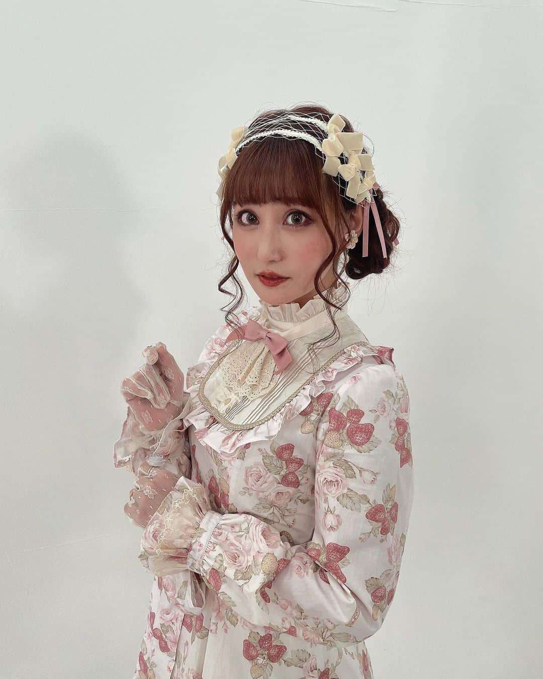 愛野えりさんのインスタグラム写真 - (愛野えりInstagram)「. 𝑳𝒂𝒑𝒊𝒏 𝑳𝒂𝒃𝒚𝒓𝒊𝒏𝒕𝒉𝒆 𝑽𝒐𝒍.𝟔𓂃🥀𓈒𓏸 ✼••┈┈••✼••┈┈••✼••┈┈••✼  ロリィタバイブル雑誌 #ラパラビ  Vol.6の撮影にて ..  #ヴィクトリアンメイデン さんの 《イングリッシュベリークラシカルドールドレス》を着用させていただきました！‎🤍🍓  私が着用したのはピンクローズカラー🤍 背中のレースアップで、シルエットもより美しく𓂃 🥀𓈒𓏸  いつものメイデンさんよりも、よりキュートなオリジナルプリント🍓𓂃 🥀𓈒𓏸  《メイデンさんでメンバーと🍓》  ┈┈┈┈┈┈┈┈┈┈  ラパラビはご予約好評受付中です！ 是非、ご予約特典に愛野えりのポストカードをお迎えしてくれると嬉しいです🤍  2023年10月20日(金)まで〆✒️  𓂃🥀𓈒𓏸☦︎︎𓂃🥀𓈒𓏸  ✼••┈┈••✼••┈┈••✼••┈┈••✼   #ロリィタ #クラシックロリータ #クラシカルロリィタ #eglcommunity  #oldschoollolita #classiclolitafashion #gothiclolita #ロリータ #classicallolita #harajuku  #ゴシックロリータ #ロリータ #ロリィタファッション #ロリータファッション #ロリータ服 #ロリータコーデ  #kawaiifashion #lolitadress #lolitafasion」10月18日 22時00分 - ainoeri