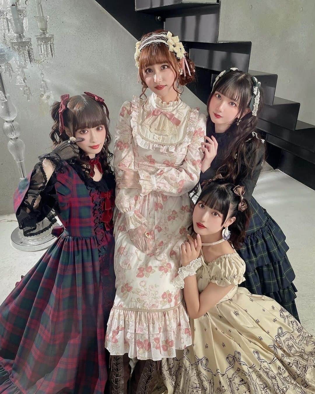 愛野えりさんのインスタグラム写真 - (愛野えりInstagram)「. 𝑳𝒂𝒑𝒊𝒏 𝑳𝒂𝒃𝒚𝒓𝒊𝒏𝒕𝒉𝒆 𝑽𝒐𝒍.𝟔𓂃🥀𓈒𓏸 ✼••┈┈••✼••┈┈••✼••┈┈••✼  ロリィタバイブル雑誌 #ラパラビ  Vol.6の撮影にて ..  #ヴィクトリアンメイデン さんの 《イングリッシュベリークラシカルドールドレス》を着用させていただきました！‎🤍🍓  私が着用したのはピンクローズカラー🤍 背中のレースアップで、シルエットもより美しく𓂃 🥀𓈒𓏸  いつものメイデンさんよりも、よりキュートなオリジナルプリント🍓𓂃 🥀𓈒𓏸  《メイデンさんでメンバーと🍓》  ┈┈┈┈┈┈┈┈┈┈  ラパラビはご予約好評受付中です！ 是非、ご予約特典に愛野えりのポストカードをお迎えしてくれると嬉しいです🤍  2023年10月20日(金)まで〆✒️  𓂃🥀𓈒𓏸☦︎︎𓂃🥀𓈒𓏸  ✼••┈┈••✼••┈┈••✼••┈┈••✼   #ロリィタ #クラシックロリータ #クラシカルロリィタ #eglcommunity  #oldschoollolita #classiclolitafashion #gothiclolita #ロリータ #classicallolita #harajuku  #ゴシックロリータ #ロリータ #ロリィタファッション #ロリータファッション #ロリータ服 #ロリータコーデ  #kawaiifashion #lolitadress #lolitafasion」10月18日 22時00分 - ainoeri