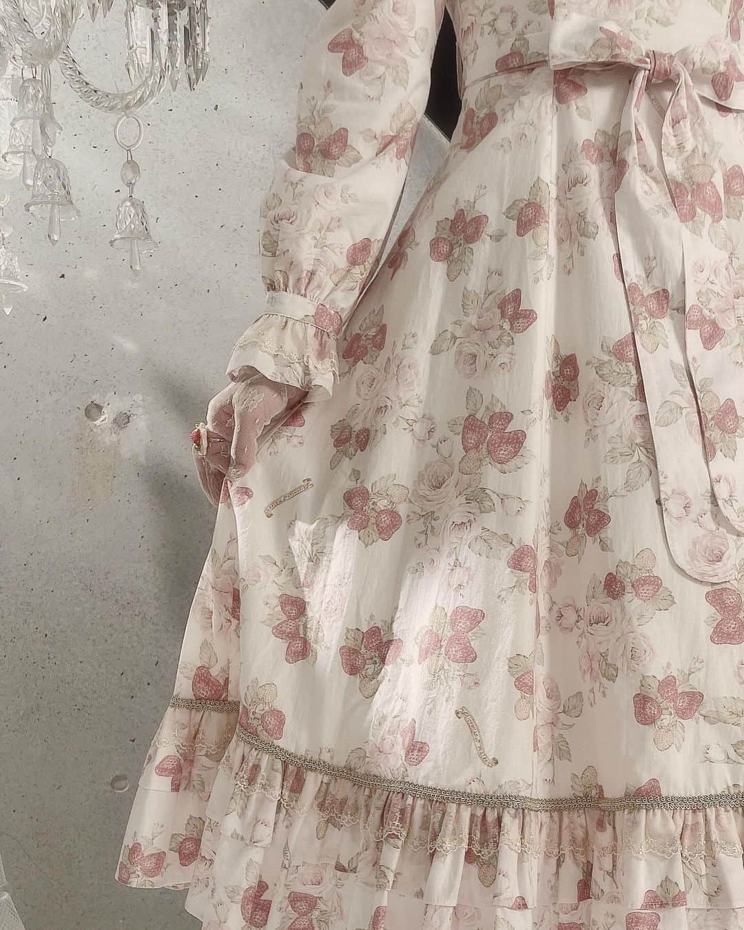 愛野えりさんのインスタグラム写真 - (愛野えりInstagram)「. 𝑳𝒂𝒑𝒊𝒏 𝑳𝒂𝒃𝒚𝒓𝒊𝒏𝒕𝒉𝒆 𝑽𝒐𝒍.𝟔𓂃🥀𓈒𓏸 ✼••┈┈••✼••┈┈••✼••┈┈••✼  ロリィタバイブル雑誌 #ラパラビ  Vol.6の撮影にて ..  #ヴィクトリアンメイデン さんの 《イングリッシュベリークラシカルドールドレス》を着用させていただきました！‎🤍🍓  私が着用したのはピンクローズカラー🤍 背中のレースアップで、シルエットもより美しく𓂃 🥀𓈒𓏸  いつものメイデンさんよりも、よりキュートなオリジナルプリント🍓𓂃 🥀𓈒𓏸  《メイデンさんでメンバーと🍓》  ┈┈┈┈┈┈┈┈┈┈  ラパラビはご予約好評受付中です！ 是非、ご予約特典に愛野えりのポストカードをお迎えしてくれると嬉しいです🤍  2023年10月20日(金)まで〆✒️  𓂃🥀𓈒𓏸☦︎︎𓂃🥀𓈒𓏸  ✼••┈┈••✼••┈┈••✼••┈┈••✼   #ロリィタ #クラシックロリータ #クラシカルロリィタ #eglcommunity  #oldschoollolita #classiclolitafashion #gothiclolita #ロリータ #classicallolita #harajuku  #ゴシックロリータ #ロリータ #ロリィタファッション #ロリータファッション #ロリータ服 #ロリータコーデ  #kawaiifashion #lolitadress #lolitafasion」10月18日 22時00分 - ainoeri