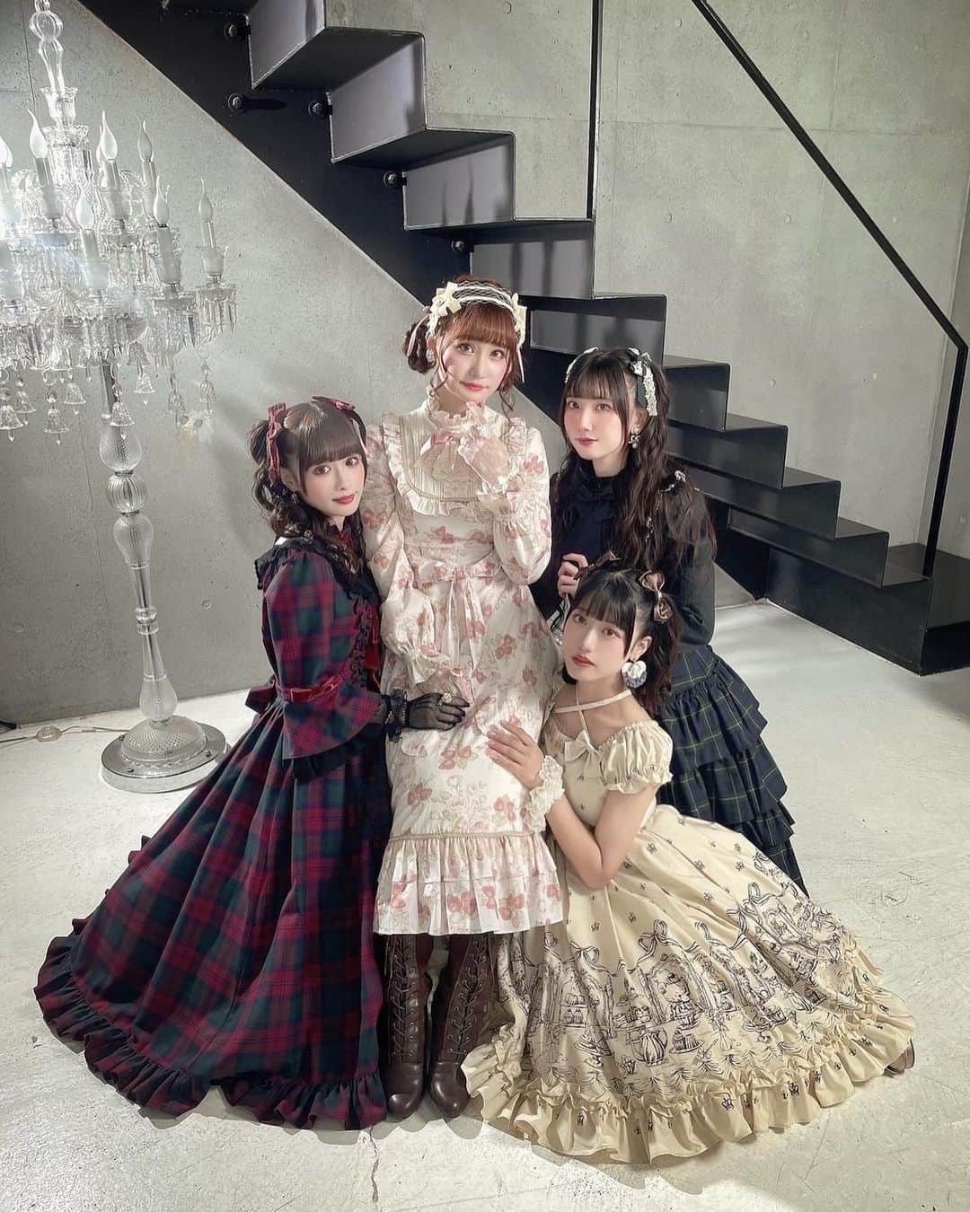 愛野えりさんのインスタグラム写真 - (愛野えりInstagram)「. 𝑳𝒂𝒑𝒊𝒏 𝑳𝒂𝒃𝒚𝒓𝒊𝒏𝒕𝒉𝒆 𝑽𝒐𝒍.𝟔𓂃🥀𓈒𓏸 ✼••┈┈••✼••┈┈••✼••┈┈••✼  ロリィタバイブル雑誌 #ラパラビ  Vol.6の撮影にて ..  #ヴィクトリアンメイデン さんの 《イングリッシュベリークラシカルドールドレス》を着用させていただきました！‎🤍🍓  私が着用したのはピンクローズカラー🤍 背中のレースアップで、シルエットもより美しく𓂃 🥀𓈒𓏸  いつものメイデンさんよりも、よりキュートなオリジナルプリント🍓𓂃 🥀𓈒𓏸  《メイデンさんでメンバーと🍓》  ┈┈┈┈┈┈┈┈┈┈  ラパラビはご予約好評受付中です！ 是非、ご予約特典に愛野えりのポストカードをお迎えしてくれると嬉しいです🤍  2023年10月20日(金)まで〆✒️  𓂃🥀𓈒𓏸☦︎︎𓂃🥀𓈒𓏸  ✼••┈┈••✼••┈┈••✼••┈┈••✼   #ロリィタ #クラシックロリータ #クラシカルロリィタ #eglcommunity  #oldschoollolita #classiclolitafashion #gothiclolita #ロリータ #classicallolita #harajuku  #ゴシックロリータ #ロリータ #ロリィタファッション #ロリータファッション #ロリータ服 #ロリータコーデ  #kawaiifashion #lolitadress #lolitafasion」10月18日 22時00分 - ainoeri