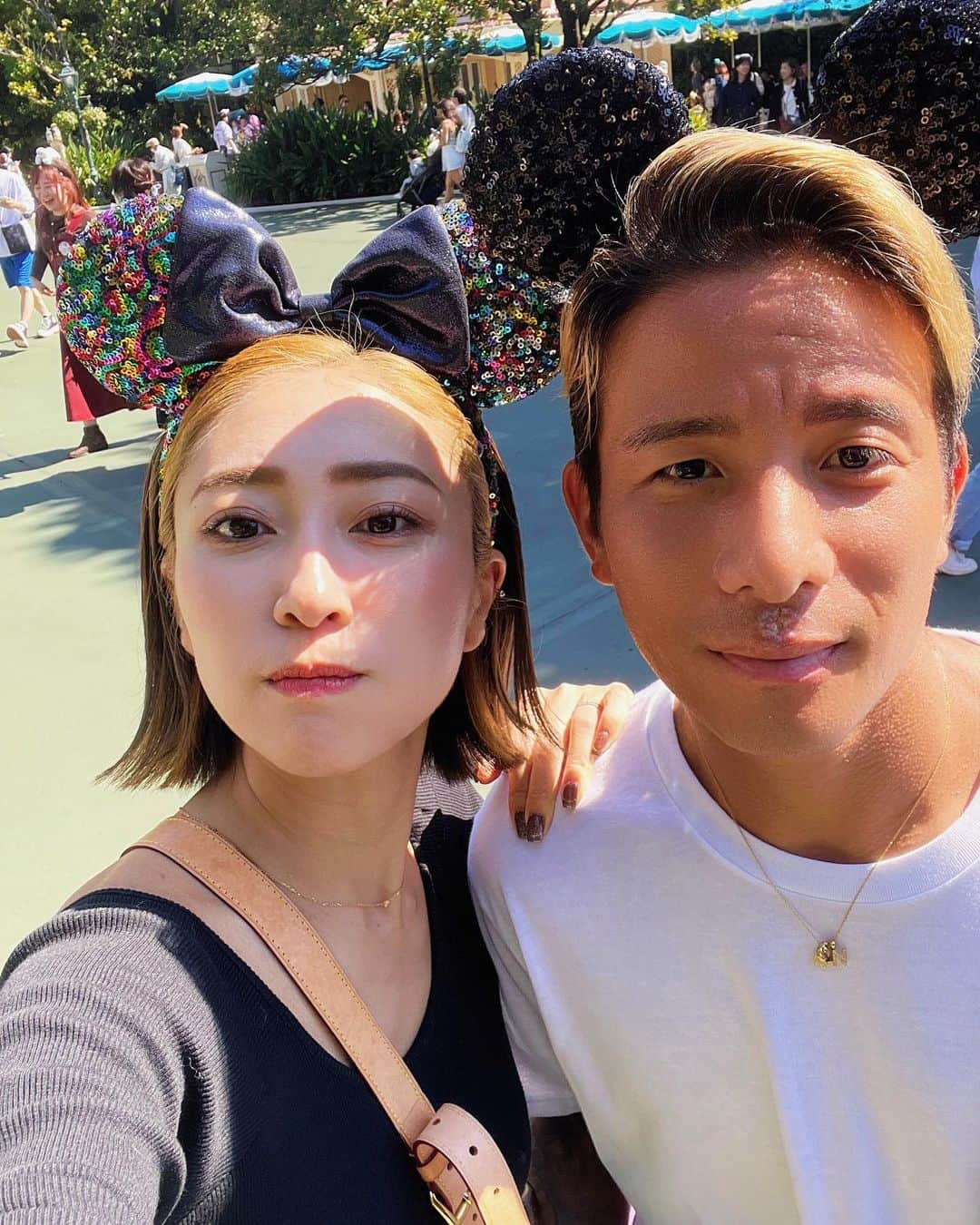 七菜香のインスタグラム：「妊娠報告のリールに たくさんのお祝いのメッセージありがとうございます🥰✨  みんなに心配されるくらい 元気で動きすぎな妊婦なのですが😂、 1人目の時とは違ってお腹が張ったり疲れやすかったり 育児をしながら+大阪と山梨二拠点での妊婦生活に ここ最近は少し疲れが出てしまいました🥹  少しスローダウンしてまったりと過ごしつつ 残りのマタニティライフを楽しみたいと思います😌✨  #momlife #pregnancy #pregnant #couple #tdl #妊娠報告 #妊娠中期 #女の子ママ #2人目妊娠中 #🤰🏻」