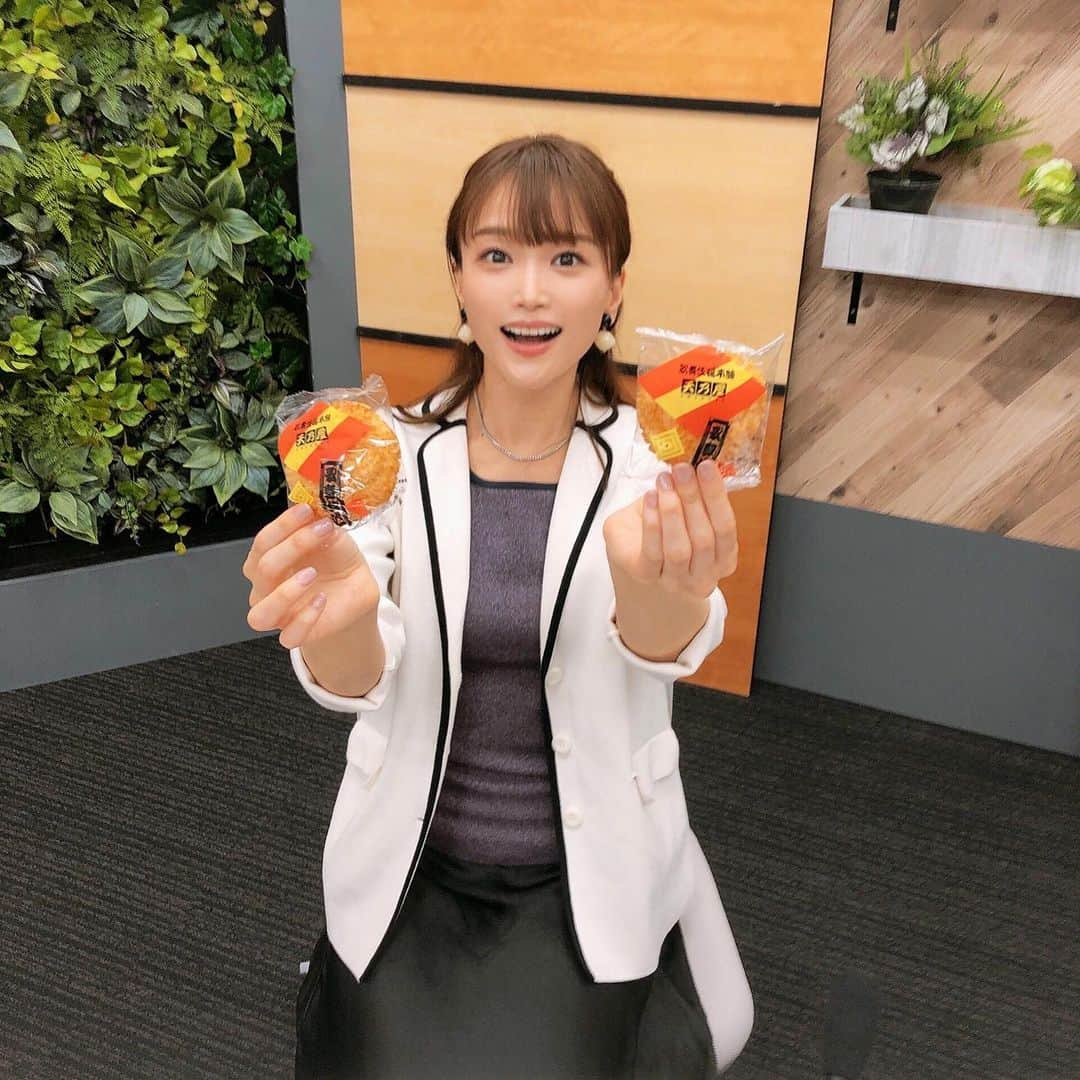 村山千代のインスタグラム：「🍘 歌舞伎座で仕事だったので、 今日のおやつは歌舞伎揚🍵 #嫌いな人いないやつ #歌舞伎揚 #せんべい #歌舞伎座 #今日のおやつ」