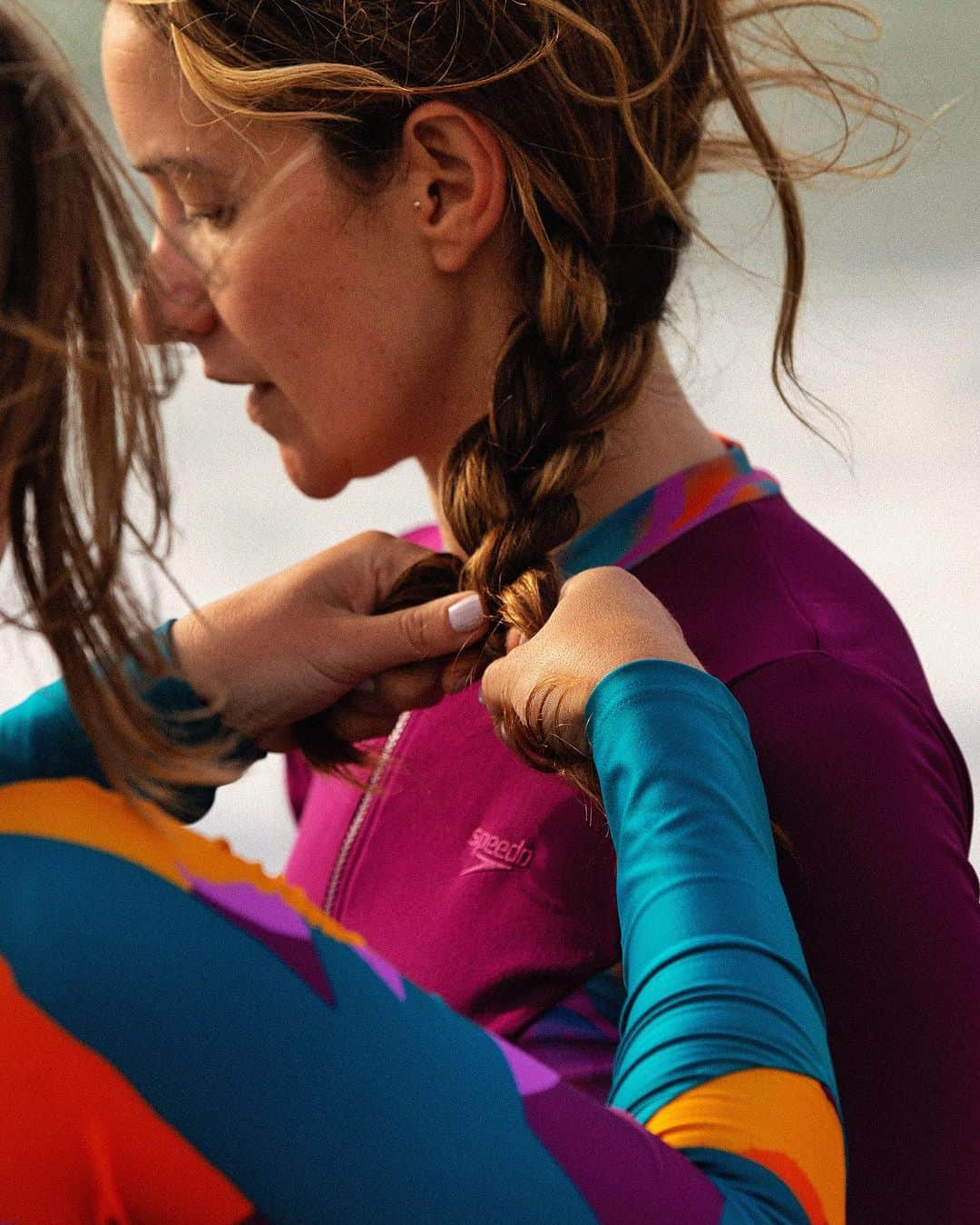 スピードさんのインスタグラム写真 - (スピードInstagram)「Meet the Saunton Surf Sisters, an all-female surf group, spreading the Stoke in their North Devon community. Having followed her heart towards the waves, Ella set up the @sautonsurfsisters as a way to get more women into the water.  Now hundreds are along for the ride, of all ages and abilities. Their goal is to continue to challenge surfing’s wide gender gap, meeting it with love, support and positive spirit, this badass group of women have in spades. A truly special community!   PS: how beautiful are our new long sleeve suits?   📷 @willamcoopermitchell   #surfsisters  #outsidersclub  #speedo」10月18日 19時49分 - speedo