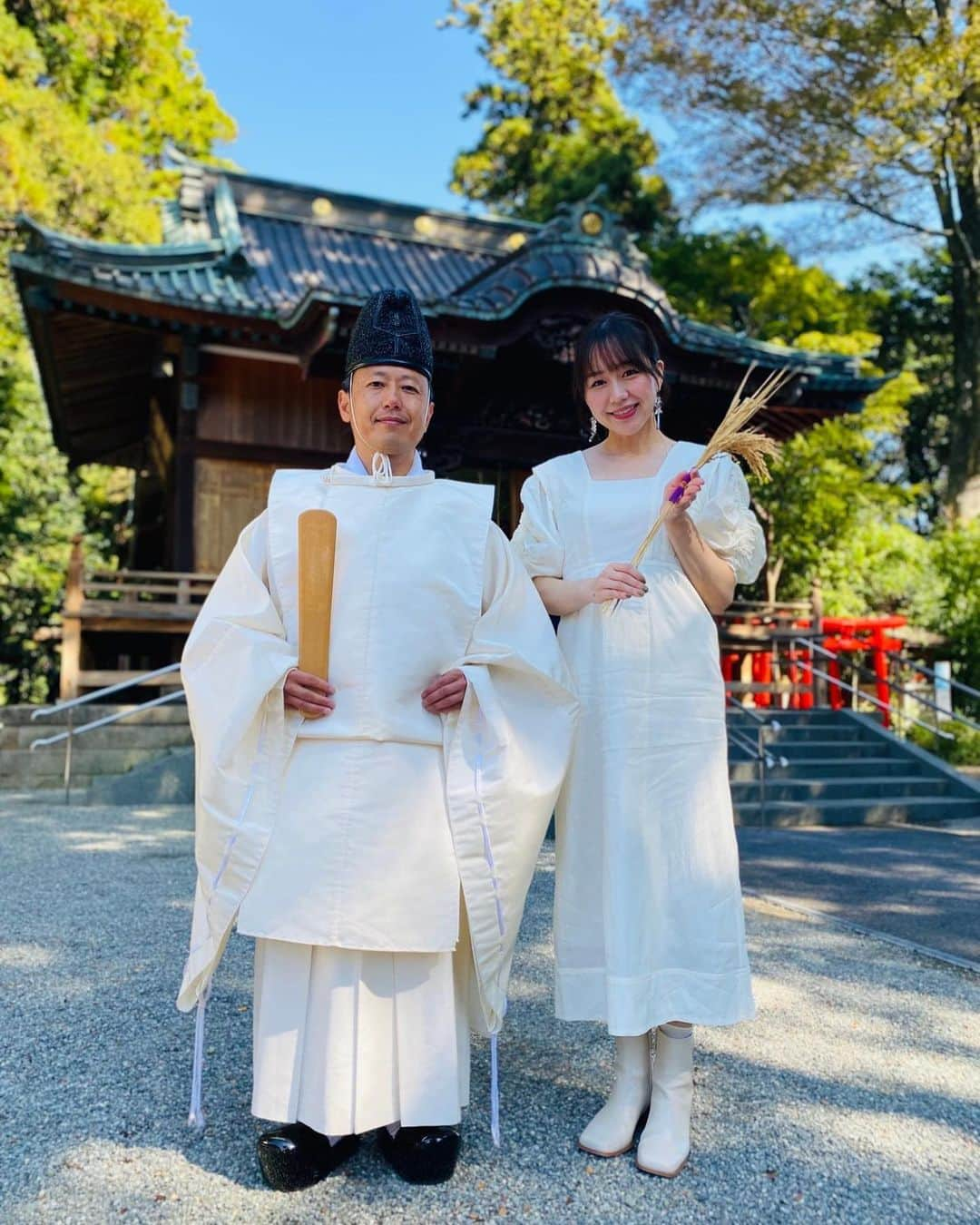 立石純子のインスタグラム：「昨日は秦野市内保育園へ、イエローカラーチャリティーの寄贈へ☺️　 お知らせへ向け各所確認が取れ次第またUPさせていただきます🫧　 早くご報告したいな…⋆✴︎⋆.*･　 ぜひ楽しみにしていてくださいませ☺️ 　 そして、昨日10月17日は伊勢の神宮にて新穀を天照大御神に捧げる神嘗祭が斎行され神宮では神嘗祭に合わせて装束や祭器具が新しくなるとのことで、 白笹稲荷神社さんでも取り行われた神嘗祭に参列させていただきました。　 8/5にウォーターエイドジャパンさんへお渡しさせていただき頂戴したブルーチャリティーの感謝状も白笹稲荷神社さんへ直接お届けも🤲🔵　 　 7/1に向け全部で3つのカラーチャリティーが動き、それぞれに大変ありがたい結果となったので完了させるための動きは年内いっぱい続きそうですが、　 始めた頃にはどうなるかわからなかったチャリティーが一つ一つ完了していくたびに味わったことのない安心感と本当に良かった、、の気持ちに包まれ続ける毎日。　 長い時間をかけ、たくさんの方のご協力が詰まっている分、知らぬ間にずどん！と緊張し続けていたようです☺️笑　 ゆっくりゆっくり手を離れていく瞬間を味わいながら、完了までしっかりお届けしてまいります🌾✨　 　 それにしても昨日は大安吉日の不思議なことがたくさん起こる、素晴らしい日でした⋆✴︎⋆.*･ 　 #白笹稲荷神社 #三重 #伊勢神宮 #神嘗祭 #関東三大稲荷 #パワースポット #sky #感謝 #はだのブランドアンバサダー #秦野 #japan #shrine #instagood #instadaily #photooftheday #photography #シンガーソングライター #音楽 #music」