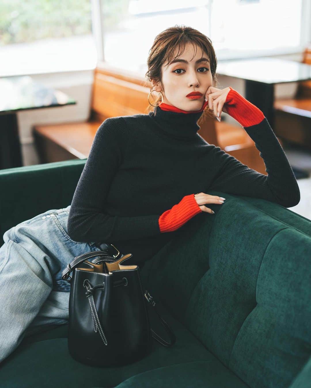 楓のインスタグラム：「life is better in sweater🤎 @cancam_official」