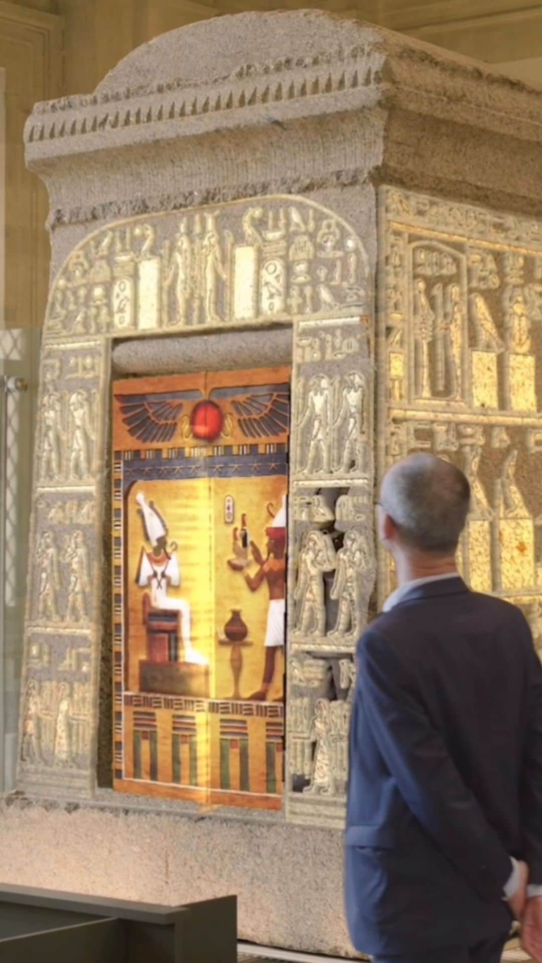ルーブル美術館のインスタグラム：「. 🇫🇷 Plongez dans les mystères de l’Egypte Antique au musée du Louvre ! 🔍 - 📱 Dès aujourd’hui, embarquez pour un voyage immersif au cœur de l’Histoire, grâce à la réalité augmentée et l’application @snapchat. Les œuvres du département des Antiquités égyptiennes prennent vie et se révèlent comme vous ne les avez jamais vues.  - 👀 Déchiffrez les hiéroglyphes du Naos d’Amasis, émerveillez-vous devant la chambre des ancêtres et ses couleurs d’origine, décodez le Zodiaque de Dendéra et faites apparaitre l’Obélisque de Louxor au cœur de la Cour Carrée !  - 📍 Une expérience inédite à découvrir dans les salles 324 et 325 du musée !  ∴ 🌎 Dive into the mysteries of Ancient Egypt at the Louvre! 🔍 - 📱 Starting today, embark on an immersive journey to the heart of History, thanks to augmented reality and the Snapchat app. Works from the Department of Egyptian Antiquities come to life and reveal themselves as you’ve never seen them before.  - 👀 Decipher the hieroglyphs of the Naos of Amasis, marvel at the Chamber of Ancestors and its original colors, decode the Zodiac of Dendera and make the Luxor Obelisk appear in the heart of the Cour Carrée!  - 📍 A unique experience to be discovered in rooms 324 and 325 of the museum! . . . #Louvre #MuséeDuLouvre」
