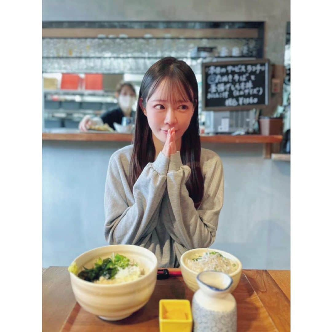 小泉みゆきのインスタグラム：「葉山ロケ。 スタッフYさん『お蕎麦屋さん行きますか？どうせ開いてないんでしょうけど』 Uさん『開いてたらですね！！！ﾜｸﾜｸ‼︎』 み『ここ良さげ！営業中って書いとるよ！！！』  ギリギリまでみんなでワクワクしていたのに開いてて、スタッフ陣は残念そうでした。 いただきます🙏」