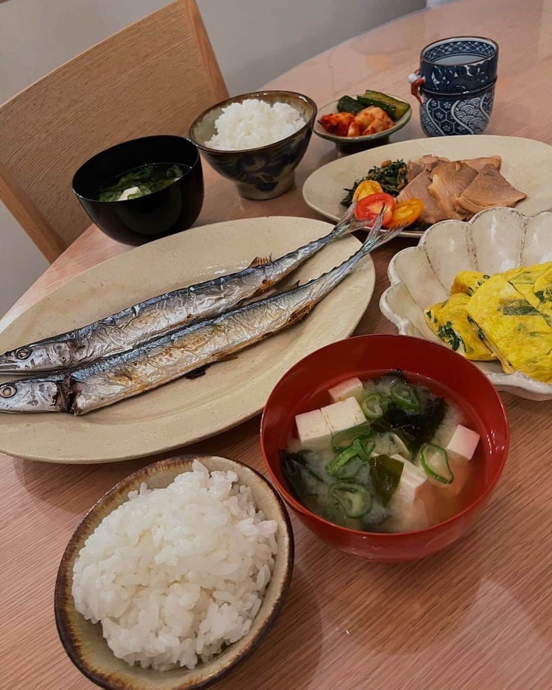 加藤綾菜のインスタグラム：「フラッと秋刀魚を買って、家にあった食材で簡単なご飯🍚(カトちゃんの昼ごはん)  毎日何食べてるの？ってコメント頂いてなんて事ない家庭料理です！  秋刀魚を骨から外すのも私の仕事。  2人でご飯しながらたわいのない話をして、 食後に血圧測るのがルーティーン🤣  #加藤家の #昼ごはん #さんま焼けてるから #安心してね #今からホラー映画 #見るよ」