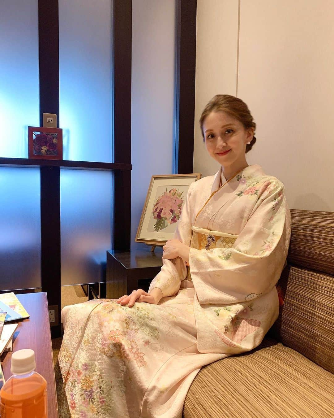 渡香奈さんのインスタグラム写真 - (渡香奈Instagram)「次男の七五三の写真撮り🌸 息子たちはいつもながら破茶滅茶でしたが、お天気に恵まれ、奇跡的に良い写真があるといいなー😂 母は背がありすぎてどこに行っても選べるものは2択あればラッキーな感じですが、今回ついに大好きな薄ピンクのお着物を着られました😌💕次男のゴールド袴もお洒落で素敵でした✨ 髪飾りは見た瞬間ジミンちゃん！😍と思い選びました🌙w  ばーばの携帯で撮ってくれた写真はすでに古めかしい写真なのが謎🤔ですが、いつも孫たちの大事な瞬間にいてくれてありがとう🥰 長男と真逆で控えめな次男ですが、毎日胸いっぱいの幸せをありがとう✨大好きな息子達ときちんと記念を残せて良かった🐒🐒🍀 #七五三 #八芳園 #お着物 #和装 #袴 #着物ヘア #和装ヘア #jimin #ジミンちゃん #三日月 #cresentmoon #btsarmy ヘアアクセサリー #ピンクの着物 #レンタル着物 #男の子ママ #記念撮影 #love」10月18日 19時54分 - kanarina1261