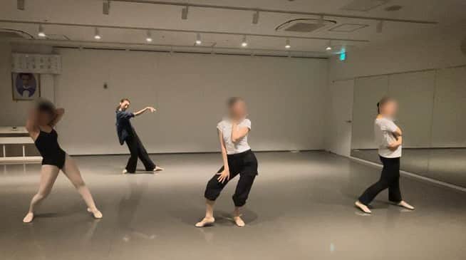 城咲あいさんのインスタグラム写真 - (城咲あいInstagram)「⁡ クラス後に、生徒が動画撮ってるのに混じって、時々踊ってみる。 （しんどい時はやらない😂） ⁡ ⁡ 基本、負けず嫌いだから、一緒に踊ってると負けたくない❗️って思うのだけど、、やっぱり体がついていかない事もしばしば🥲笑 ⁡ ⁡ でも、そんな時こそ踊らねば、動かねば、と。 ⁡ ⁡ いつまで動けるか分からないな。と、最近思う。 （今の時点で動けているのかどうかも危ういけど😇） ⁡ でも、いつか動けなくなるなら、その日は1日でも遅らせたい。 ⁡ ⁡ 切実😂 ⁡ ⁡ ⁡ ⁡ #40代 #体の衰えを感じる今日この頃 #でも負けない #でも #時々 #自分に負ける #笑 #城咲あい #宝塚受験生 #ハツネスタジオ #プティパフォーミングアーツ #petitperformingarts」10月19日 1時24分 - ai.shirosaki