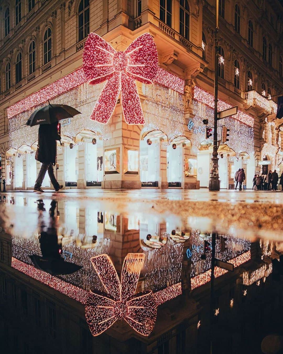 のインスタグラム：「What #Vienna will look like 🔜💫 Who’s visiting us this Christmas season? Hands up! 🤩🎄 by @spoti #ViennaNow  #vienna #wien #vienna_austria #visitvienna #vienna_city #ilovevienna #christmas #travelgram #traveleurope #christmasvienna #traveltheworld」